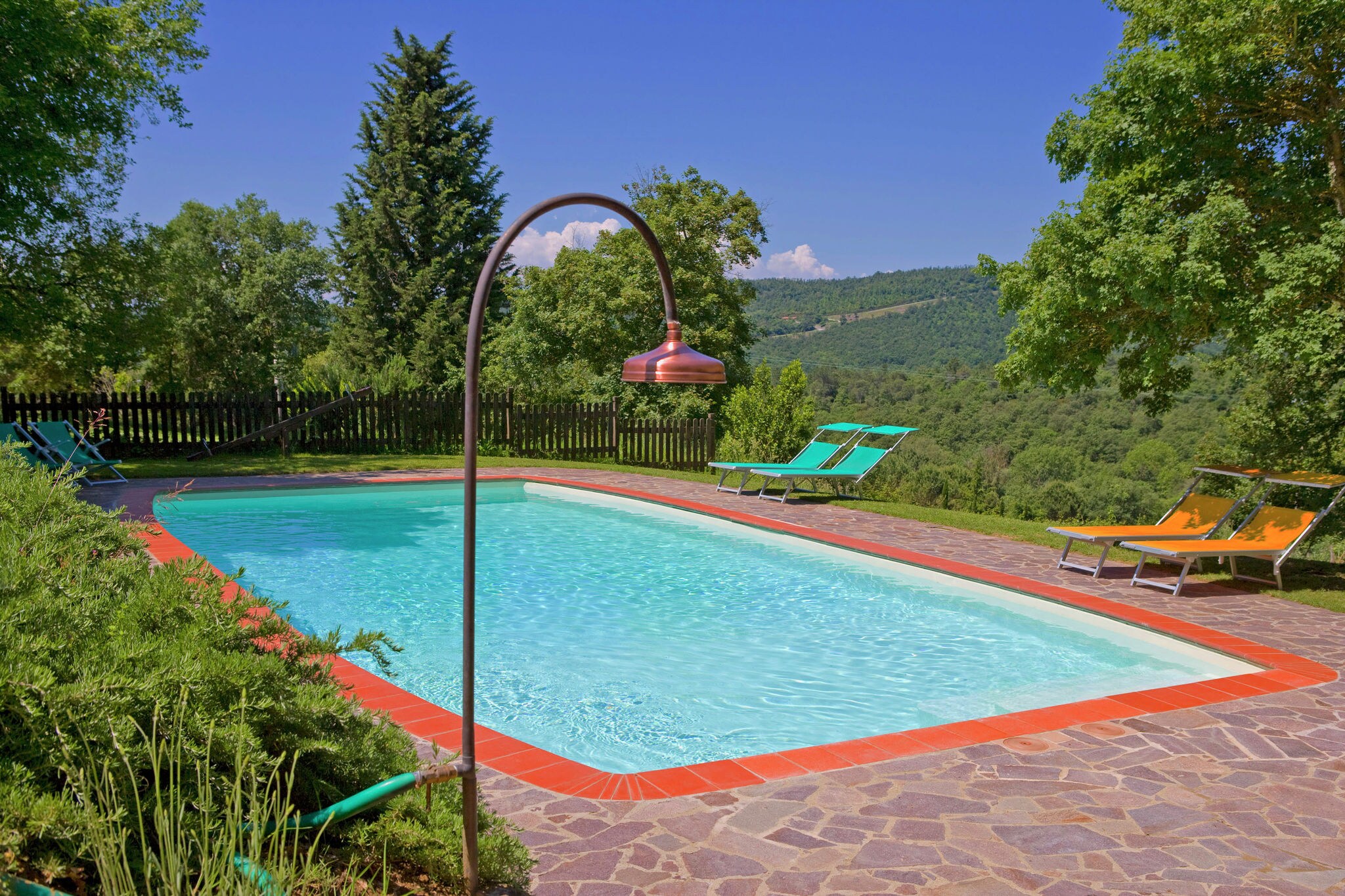 Bel appartement dans une maison de campagne à Lucignano avec piscine commune