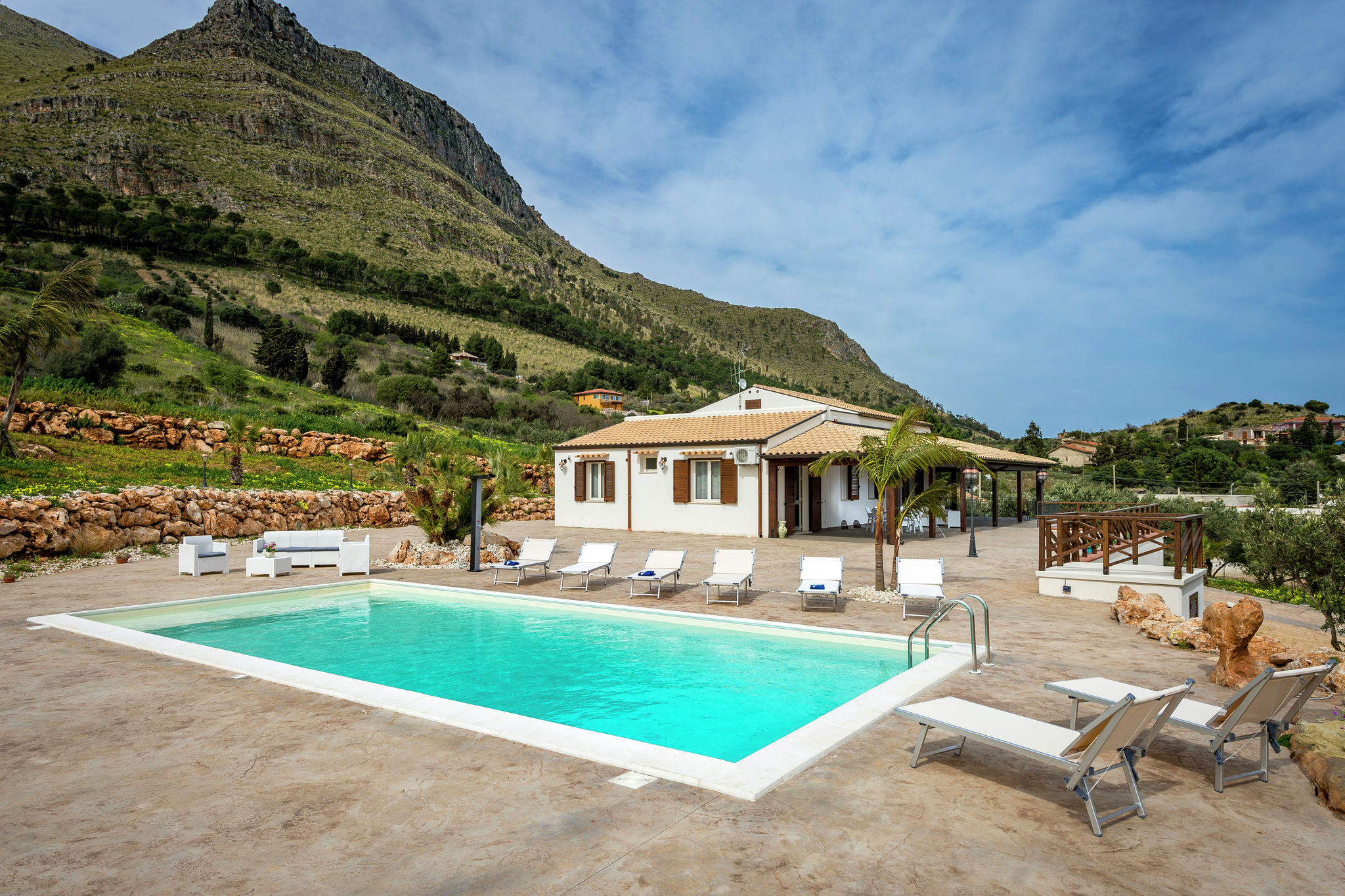Fantastic unattached villa with private-swimmingpool in stunning part of Sicily.