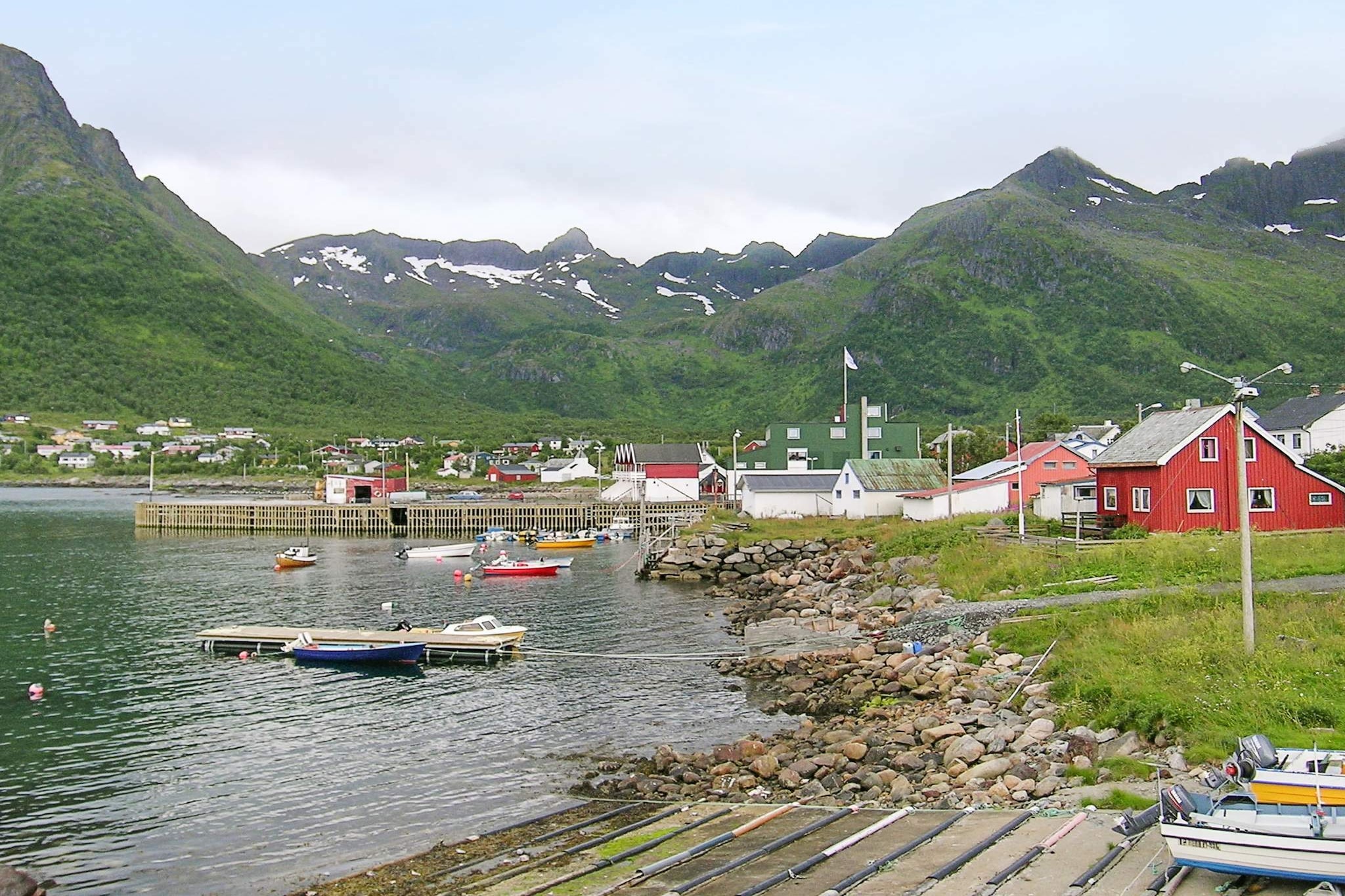 Pleasant holiday home in the fishing village of Mefjordvær on Senja. With a view to the fjord, great hiking trails in a magnificent coastal landscape, and rich sea fishing. The house was built in 1924 and renovated in 2015. It consists of 4 bedrooms and a fully equipped kitchen. Great sun terrace with outdoor furniture and barbecue where you can enjoy your morning coffee and the fresh sea air out here by the ocean. There is also a cellar available with the possibility of storing fishing equipment and a fishing bench. The house is surrounded by one of Norway's most dramatic coastal landscapes, where high and wild mountains plunge into the sea. There is a hiking trail up to the small mountain Knuten, which is located by the fishing village. From here you can enjoy a magnificent view of the ocean beyond and the midnight sun that shines on beautiful spring and summer nights. In winter, the northern lights that dance in all colors in the sky are a wonderful experience. The place is also worth experiencing on stormy days, when the powerful waves hit the large breakwater that protects the marina and is an impressive sight. In the neighboring village of Ersfjorden, there is a beautiful sandy beach that invites you to a wonderful walk along the beach. Here is also the Djeveltindene mountain range, a magnificent mountain landscape that plunges into the sea. It is 4 km to the shop. Parking by the house. With its proximity to the ocean and rich fishing banks, Mefjordvær has been an active fishing village for many generations with many fishing boats in the marina. The fjord is rich in fish. In a sports fishing facility at Mefjordværbrygge, there is a boat rental, a 19-foot Kværnø with a 50 hp engine, echo sounder, chart plotter, GPS. Boats can be rented per day or per week if they are available. NB: Final cleaning can not be ordered, but will need to be carried out by the guests. Bedlinen and Towels can be rented and paid on spot. You need to contact the HomeOwner at least one day before arrival.