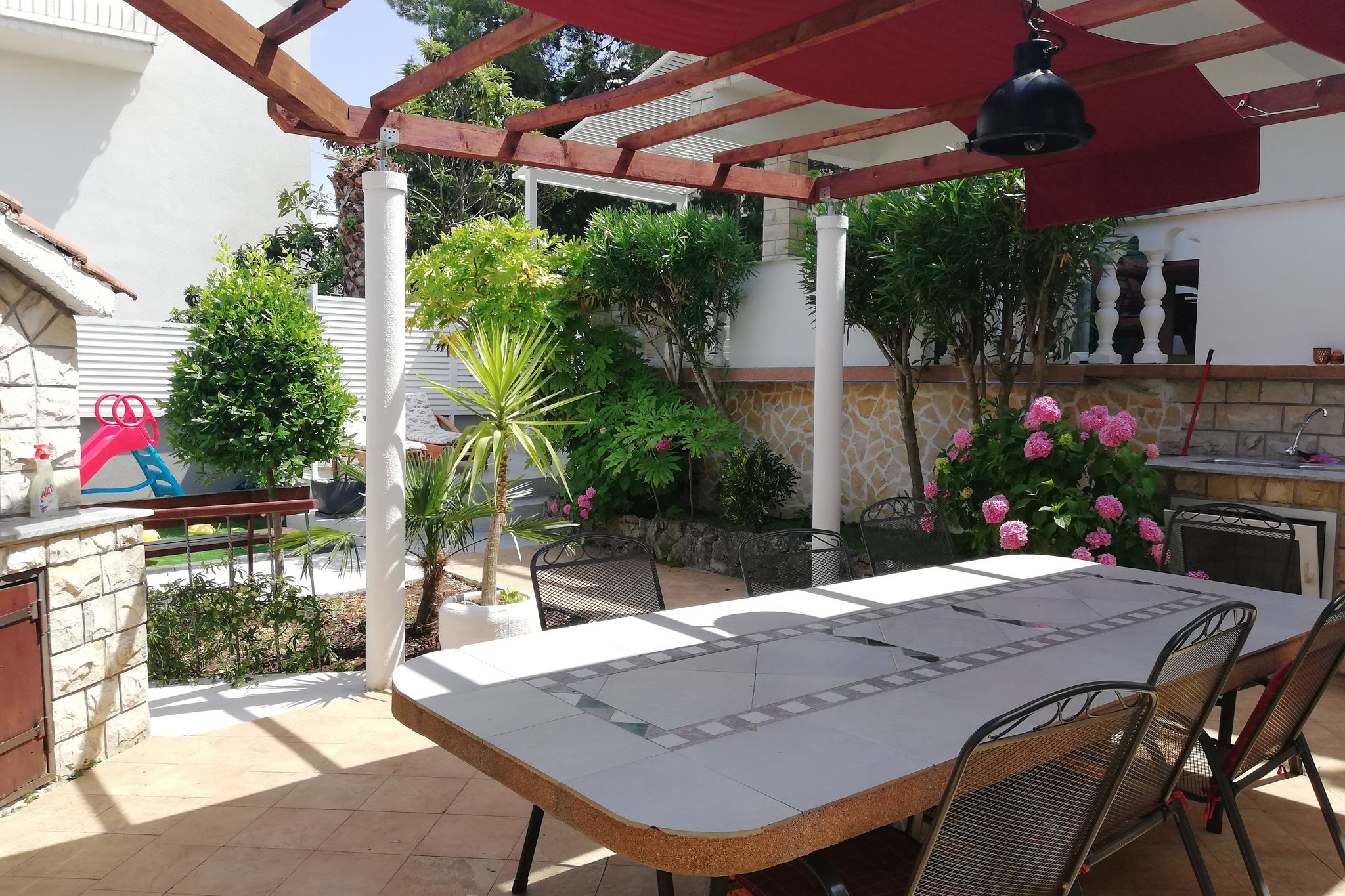 Holiday apartment with a private terrace & jacuzzi, minutes away from the beach