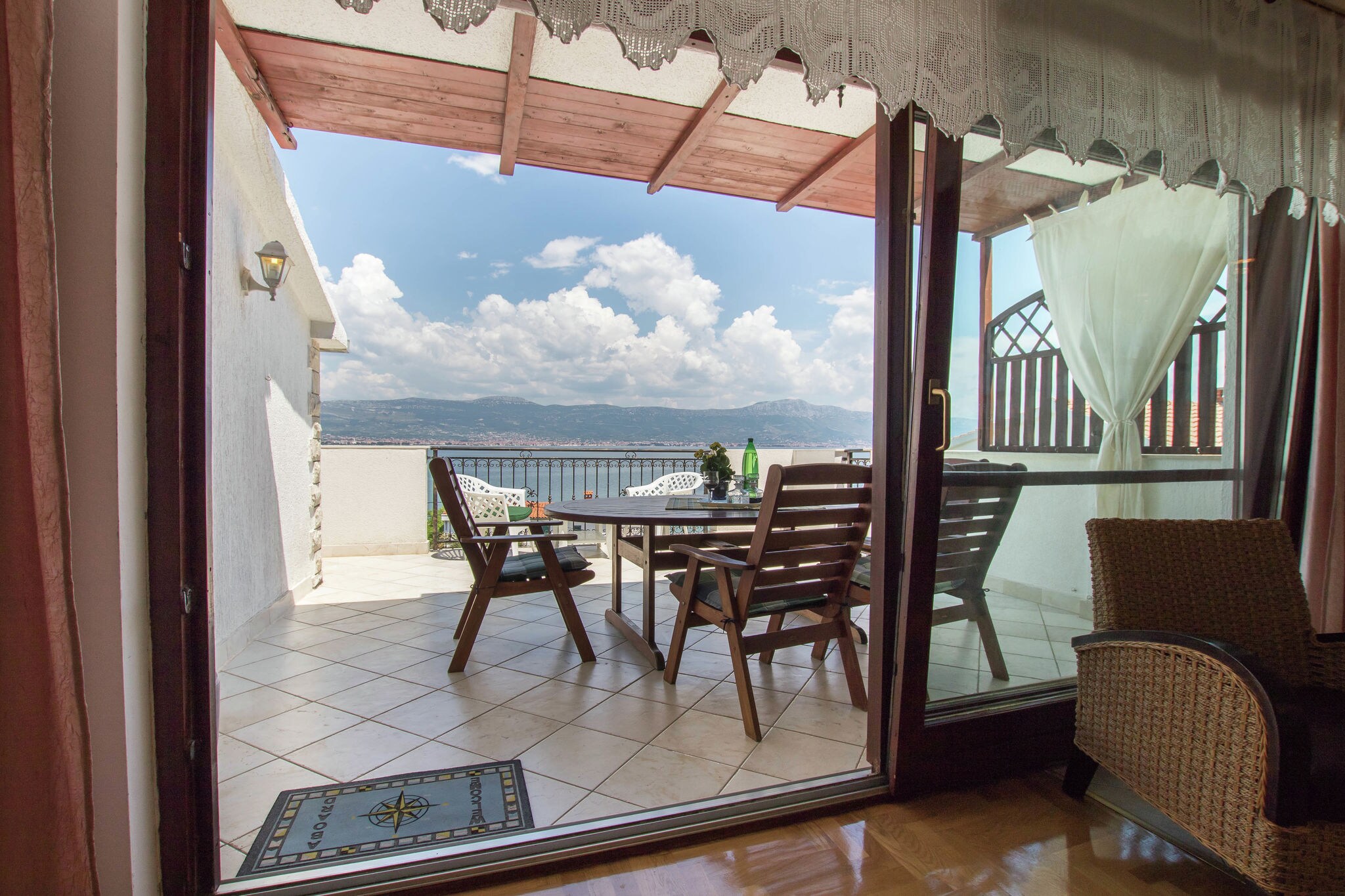 Top floor apartment with a sea view terrace, minutes away from the sea