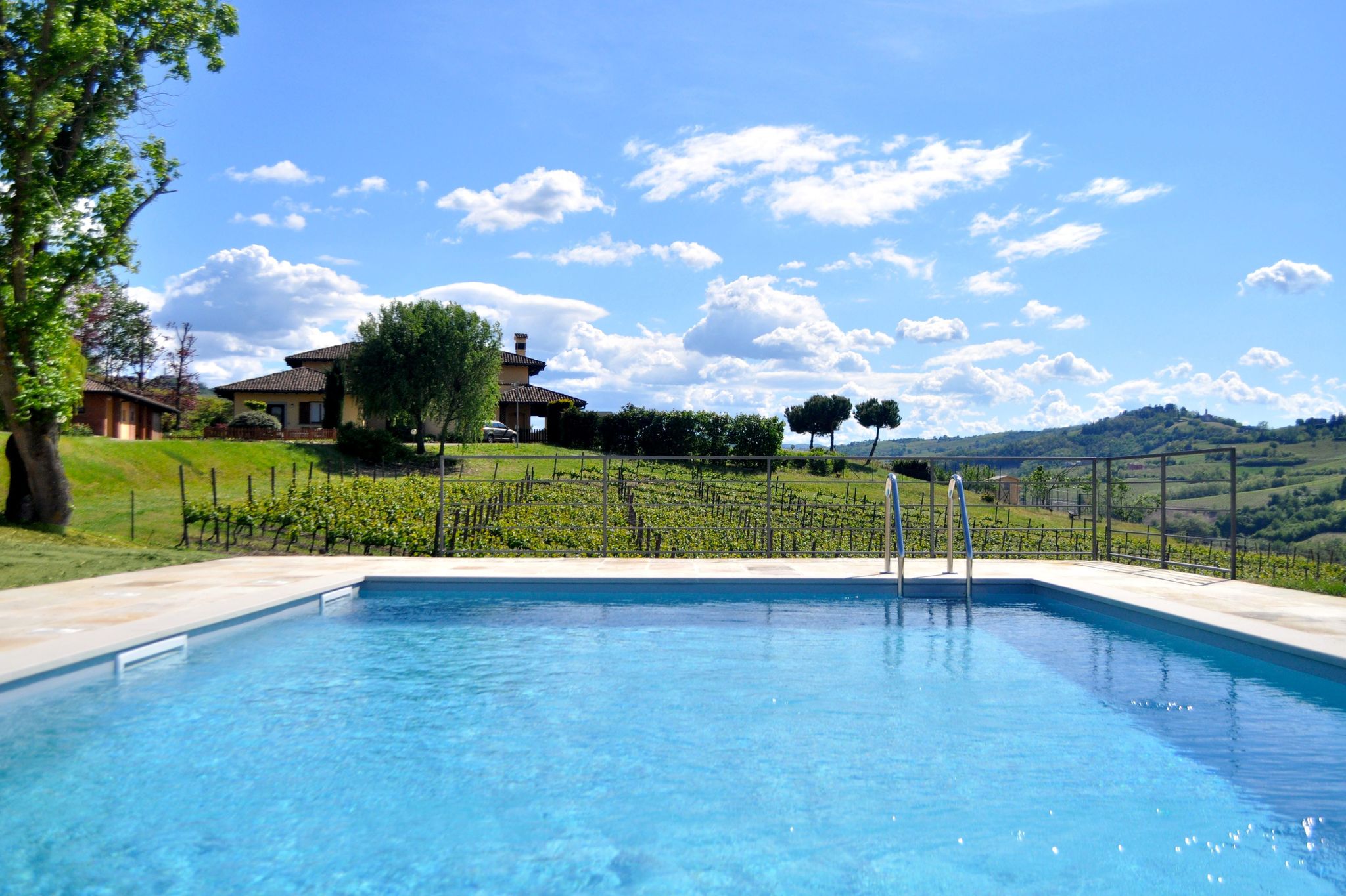 Ferme spacieuse avec piscine à Santa Maria della Versa