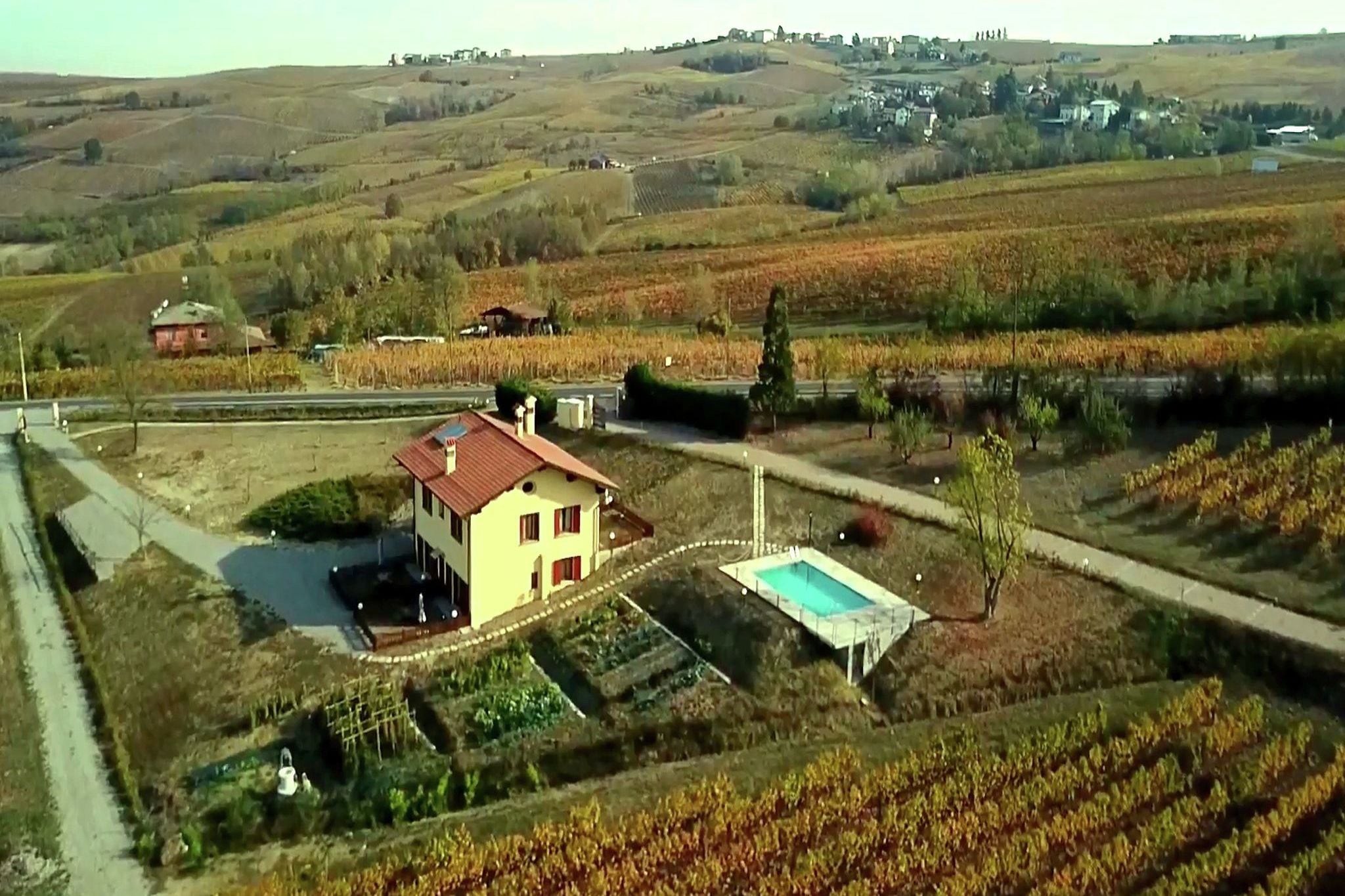 Geräumiges Farmhaus in Santa Maria della Versa mit Pool