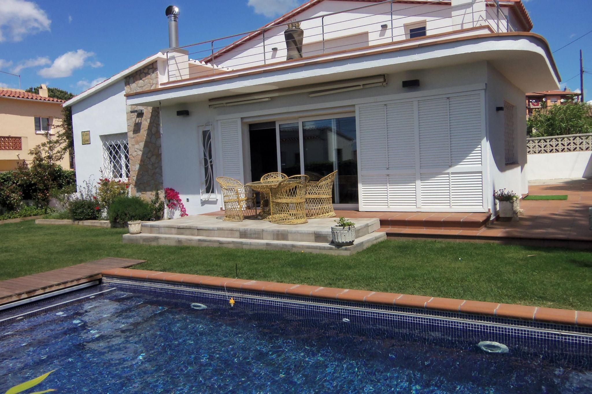 Modern, vrijstaand vakantiehuis met tuin en privézwembad, op 800 meter van zee