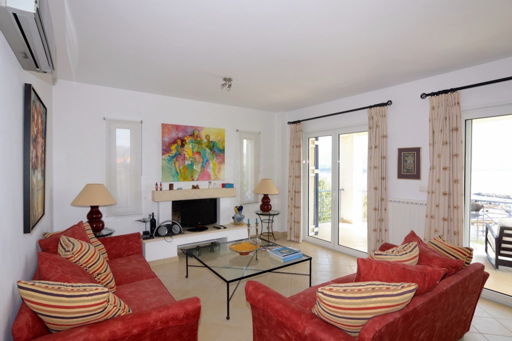 Charming Stay by the Beach
Set in the heart of the picturesque fishing village of Finikounta, this lovely 3-bedroom villa offers the perfect getaway for families or a group of up to 7 guests. Just 50 meters from the golden sandy beach, the villa provides a relaxed and scenic setting with a laid-back coastal vibe. Children will love the safe shores, while adults can enjoy peaceful walks along the promenade lined with quaint shops and seaside tavernas.
Explore, Taste & Discover
Culture and history lovers can explore nearby historic towns like Koroni and Methoni. For more adventure, take a boat trip to the islands of Schiza, Sapientza, and Agia Marina. Pebble beaches and nature spots are close by, and you’ll find fresh seafood and Greek cuisine just 50 m from the villa. Daily essentials are conveniently available at the local supermarket, only 60 m away.
Comfortable Living with Views
Inside, the air-conditioned villa includes a cozy living-dining area with entertainment options and an attached balcony offering scenic views. A spacious terrace and furnished garden are perfect for enjoying warm evenings outdoors. Families are well catered for with a children’s bed provided. Kalamata Airport is just 60 km away, making access simple and stress-free.