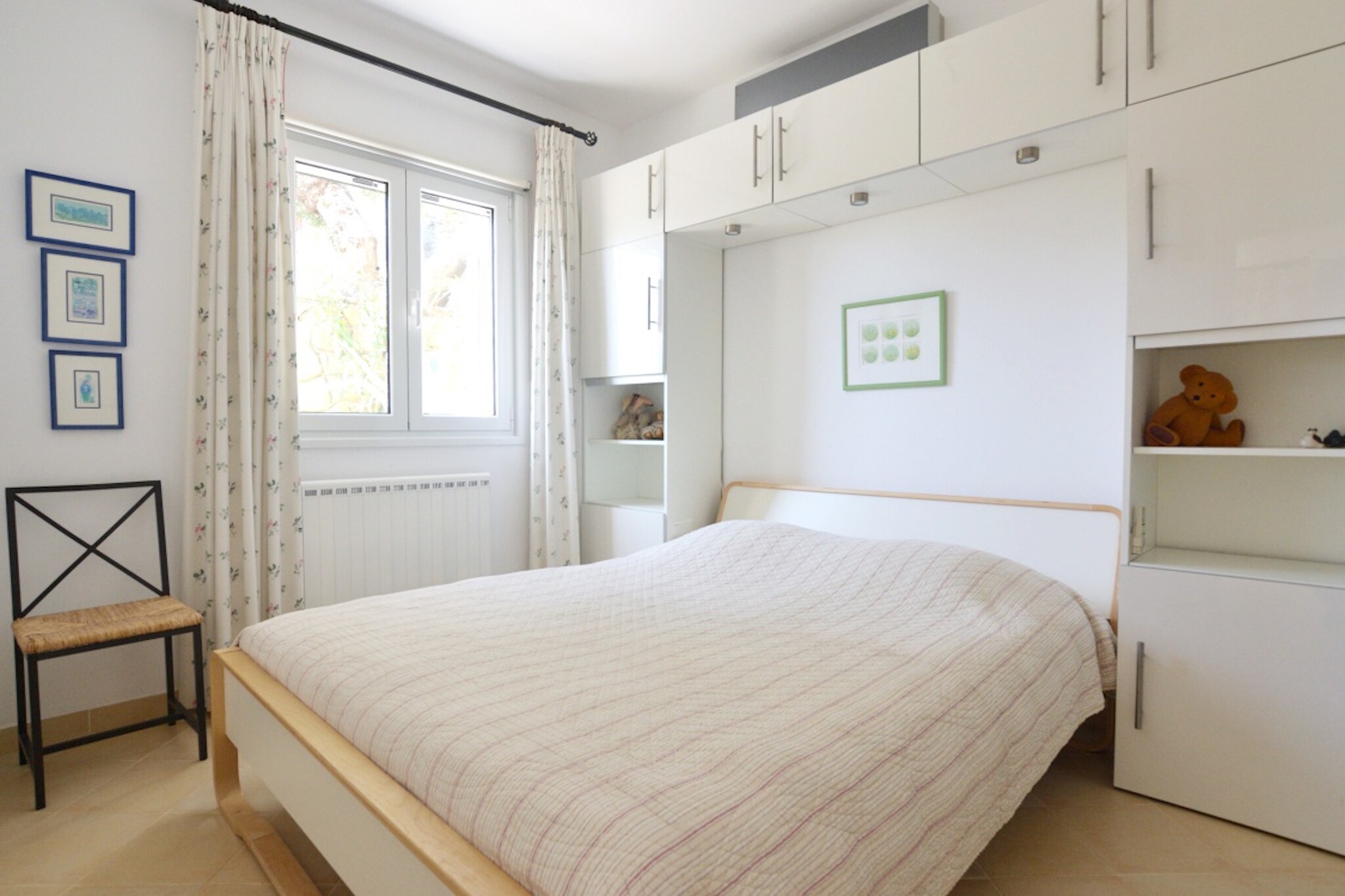 Ground floor: (Kitchen(electric kettle, toaster, cooker(4 ring stoves), hood, coffee machine, espresso machine, oven, microwave, dishwasher, fridge-freezer), Living/diningroom(TV(digital), dining table(4 persons), seating area, DVD player, wireless music system, balcony, air conditioning), Bedroom with bathroom(double bed(165 x 200 cm), shower, washbasin, toilet, air conditioning), terrace, garden furniture)\n\nOn the 1st floor: (Bedroom with bathroom(double bed(180 x 200 cm), 2x shower, washbasin, balcony, air conditioning))\n\nBasement: (Living room(single bed, seating area, children\'s bed), Kitchenette, Bedroom with bathroom(double bed(160 x 200 cm), shower, washbasin, toilet))\n\ngarage, tumble dryer, washing machine, balcony, air conditioning, terrace, garden, garden furniture, parasol, ironing board, iron