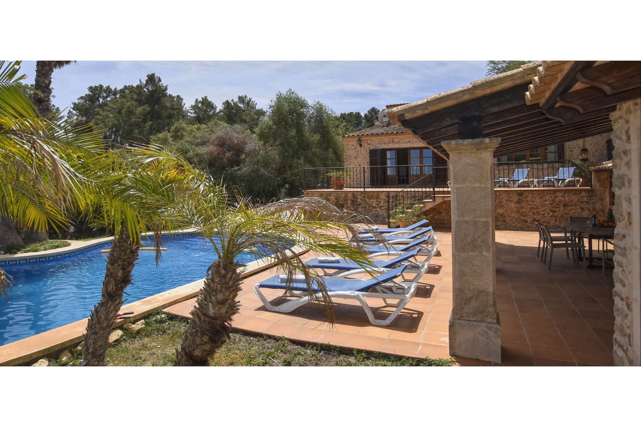 Beautiful country house with pool located in a privileged environment