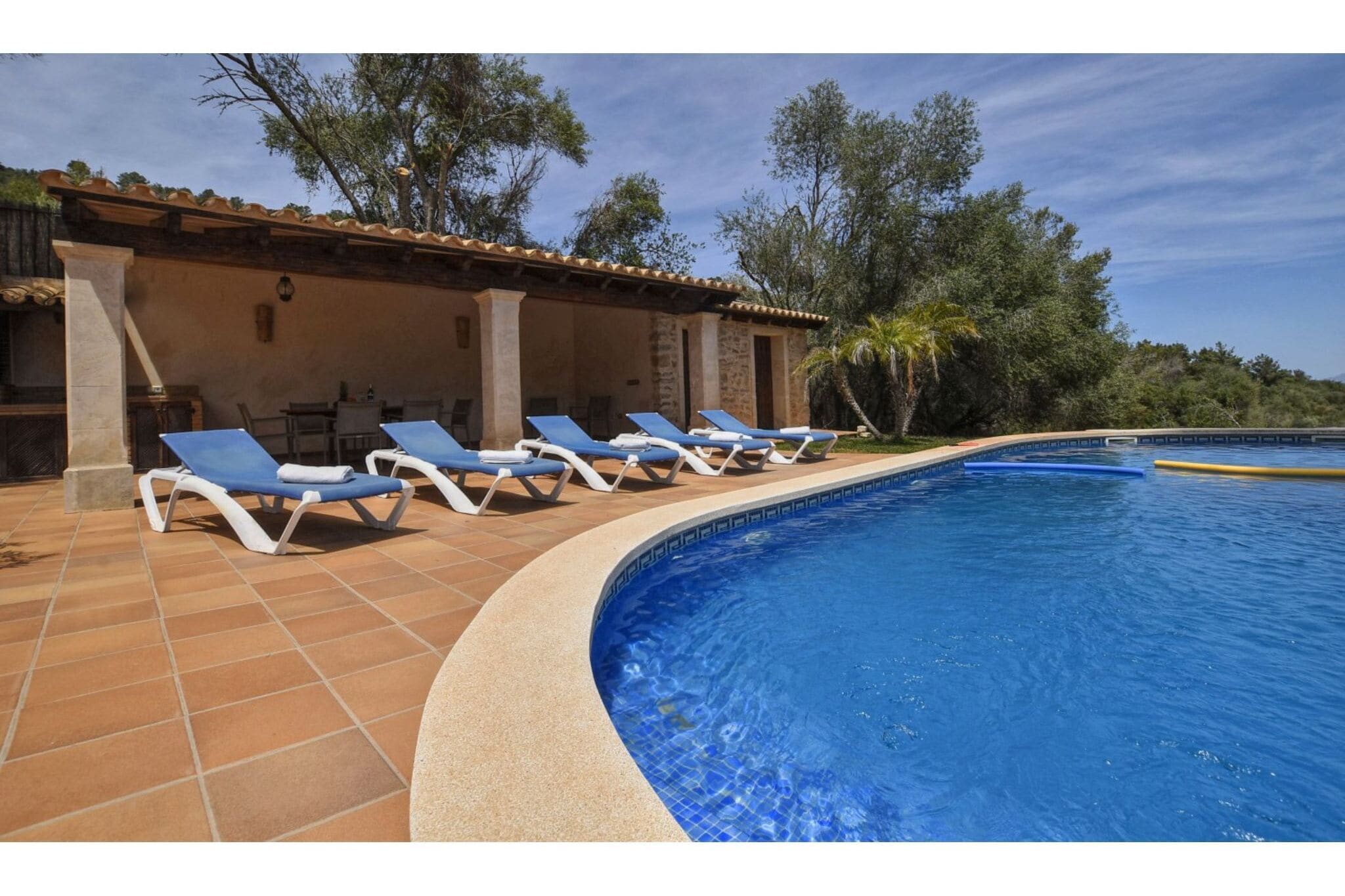 Beautiful country house with pool located in a privileged environment