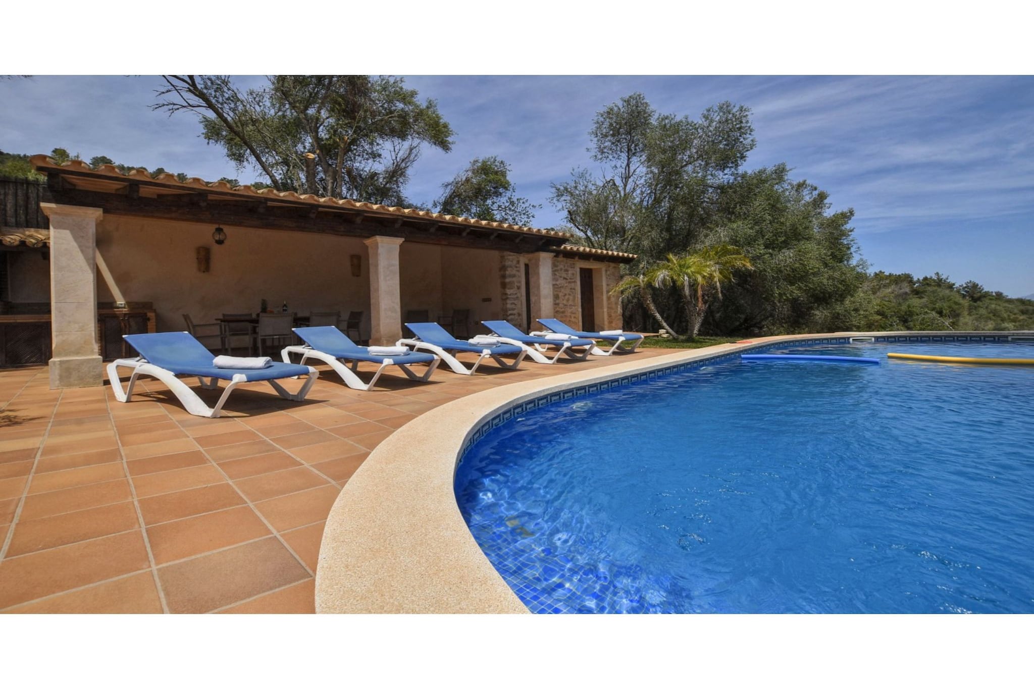 Beautiful country house with pool located in a privileged environment