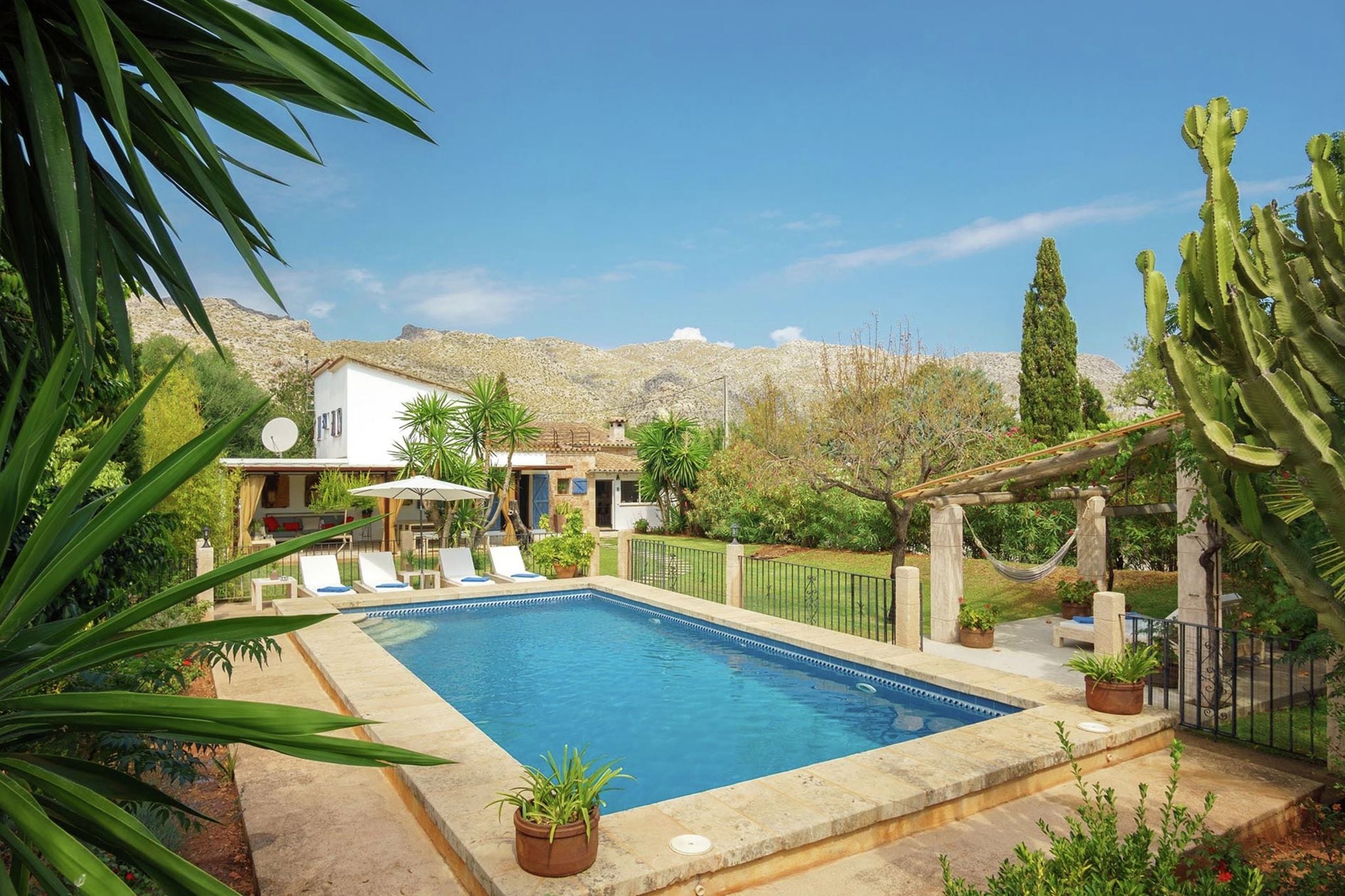 Luxurious country house with heated pool for 8 people in Pollensa