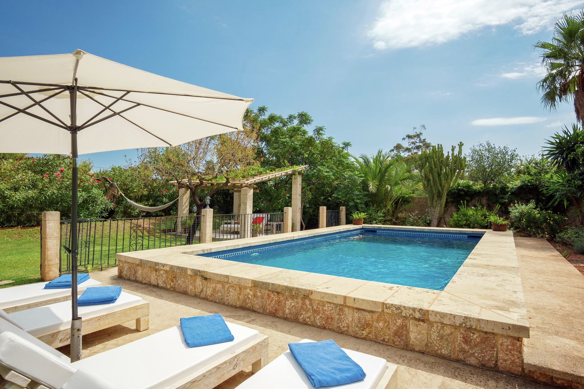 Belle maison de campagne située au calme près de Pollença avec piscine privée