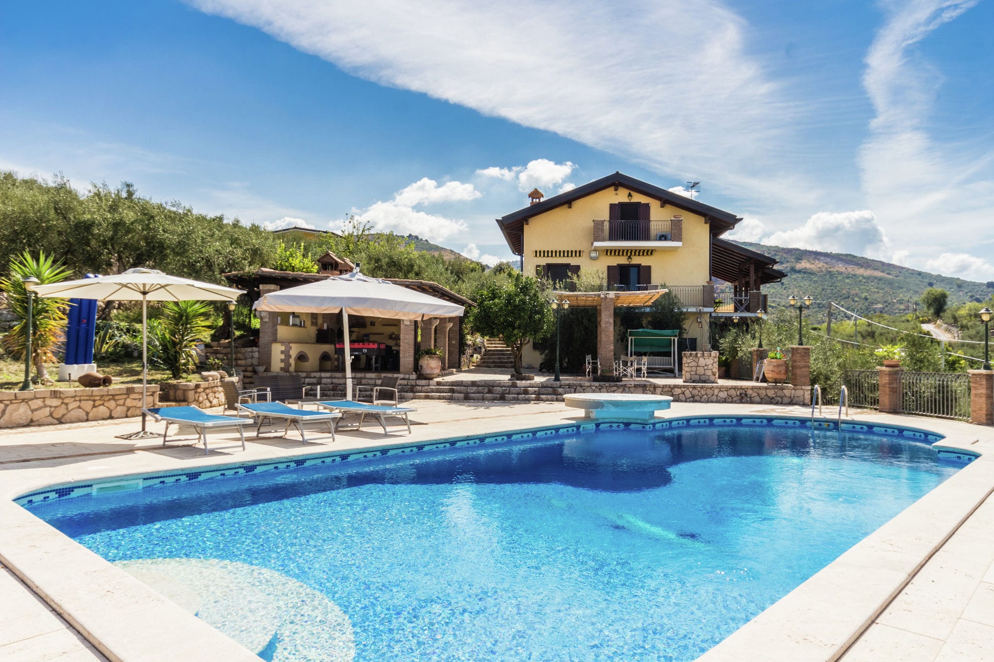Rustige villa in Sonnino met zwembad