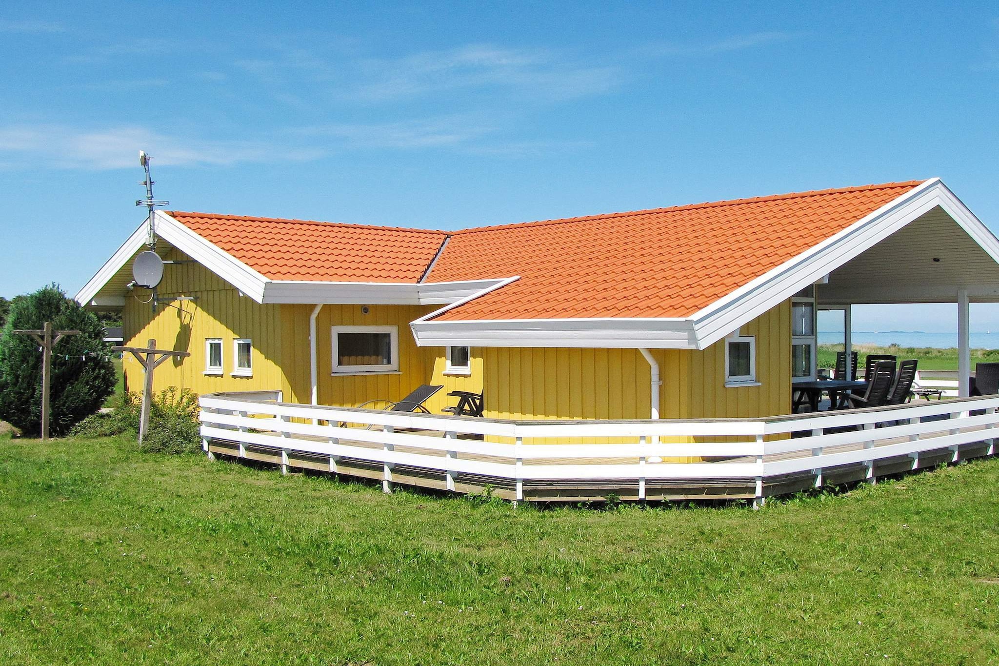 Cottage with whirlpool and sauna and plenty of space for the whole family's needs. At the same time, you have a view of one of the most beautiful views of the Little Belt that Als has to offer. The house is built with a sloping ceiling and large windows that make the house very bright. The interior of the house makes it suitable for the large family. The house is surrounded by 60m2 wooden terraces, so you can enjoy the sun from early morning to late evening. In the garden there is a swing and sandpit for the children's play. The very short distance to the beach means the whole family can walk back and forth and enjoy the outdoors. Not for rent to youth groups.