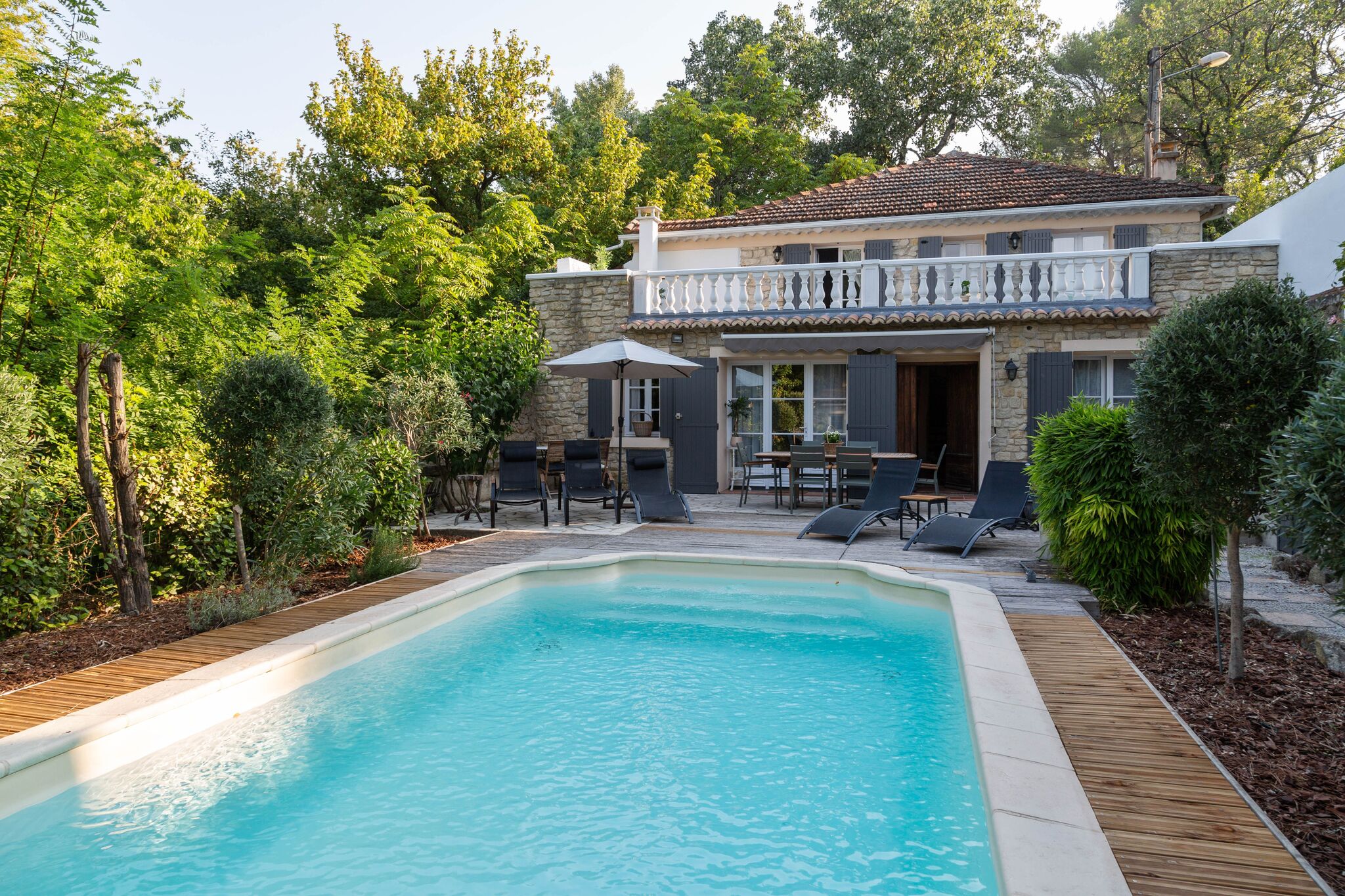 Sfeervol vakantiehuis met zwembad en omheinde tuin op loopafstand van Carpentras