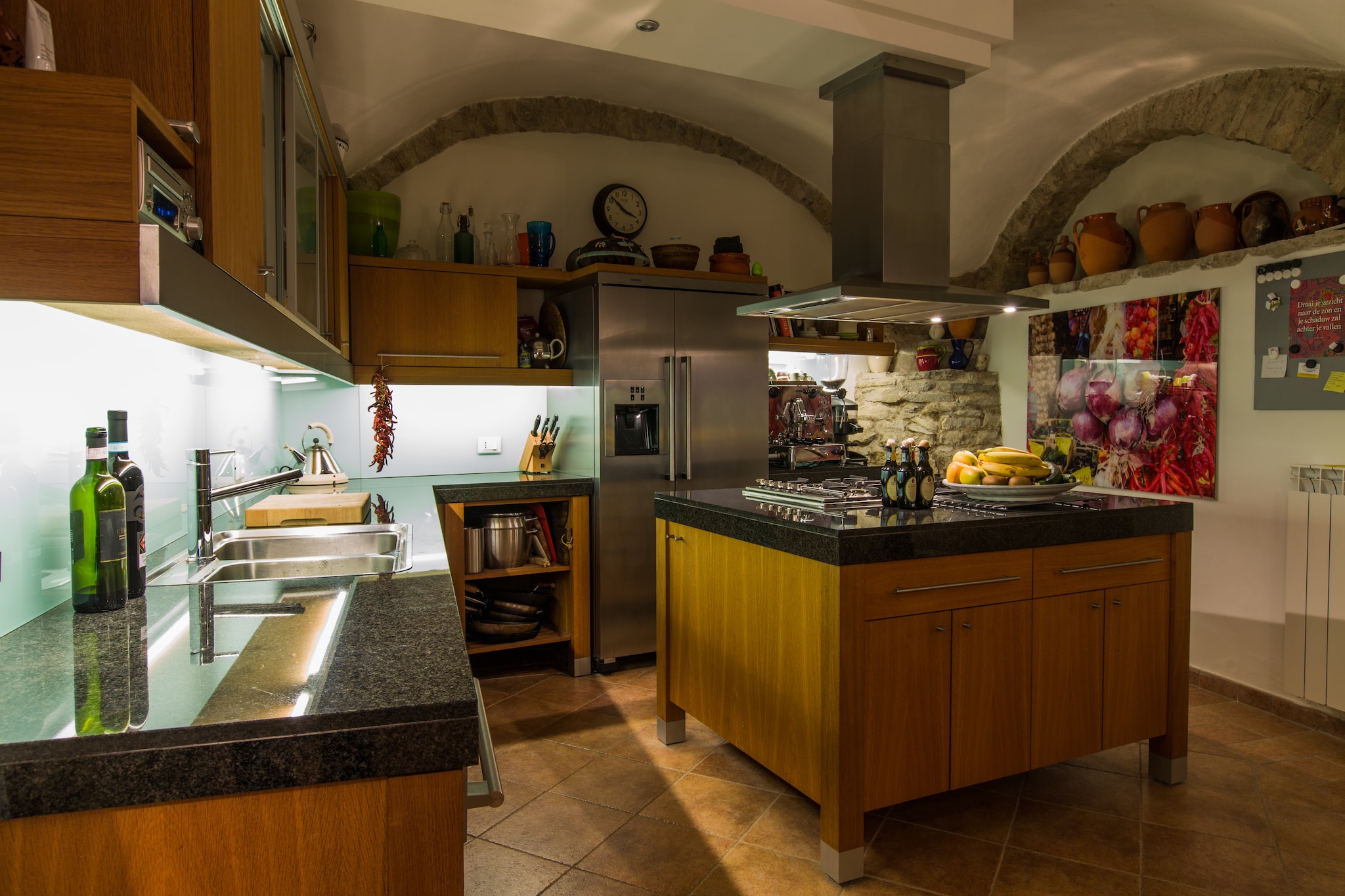 This cozy 2-bedroom apartment in Ripabottoni offers a peaceful retreat for four, surrounded by Molise’s rolling hills and authentic village charm. With free Wi-Fi, a well-equipped kitchen, private parking, and shared table tennis, it’s ideal for families or small groups seeking comfort and simplicity. Just 500 meters from local shops, daily essentials are within easy reach.
Nearby, explore the historic streets of Provvidenti and the scenic trails of Morrone del Sannio. For dining, enjoy rustic pizza at Ristorante Pizzeria Oasi, countryside flavors at Chalet Casalpiano, or traditional dishes with panoramic views at Di Biase Giuseppina. Other nearby favorites include Ristoro Margia, U Muline, and Loft Lounge Bar, each offering a unique taste of Molise.
For day trips, head to Termoli’s beaches (50 km) or Campobasso’s shopping and cultural sites (30 km). After exploring, unwind with a homemade meal, espresso, and Dutch satellite TV, your perfect end to a tranquil day in Molise.