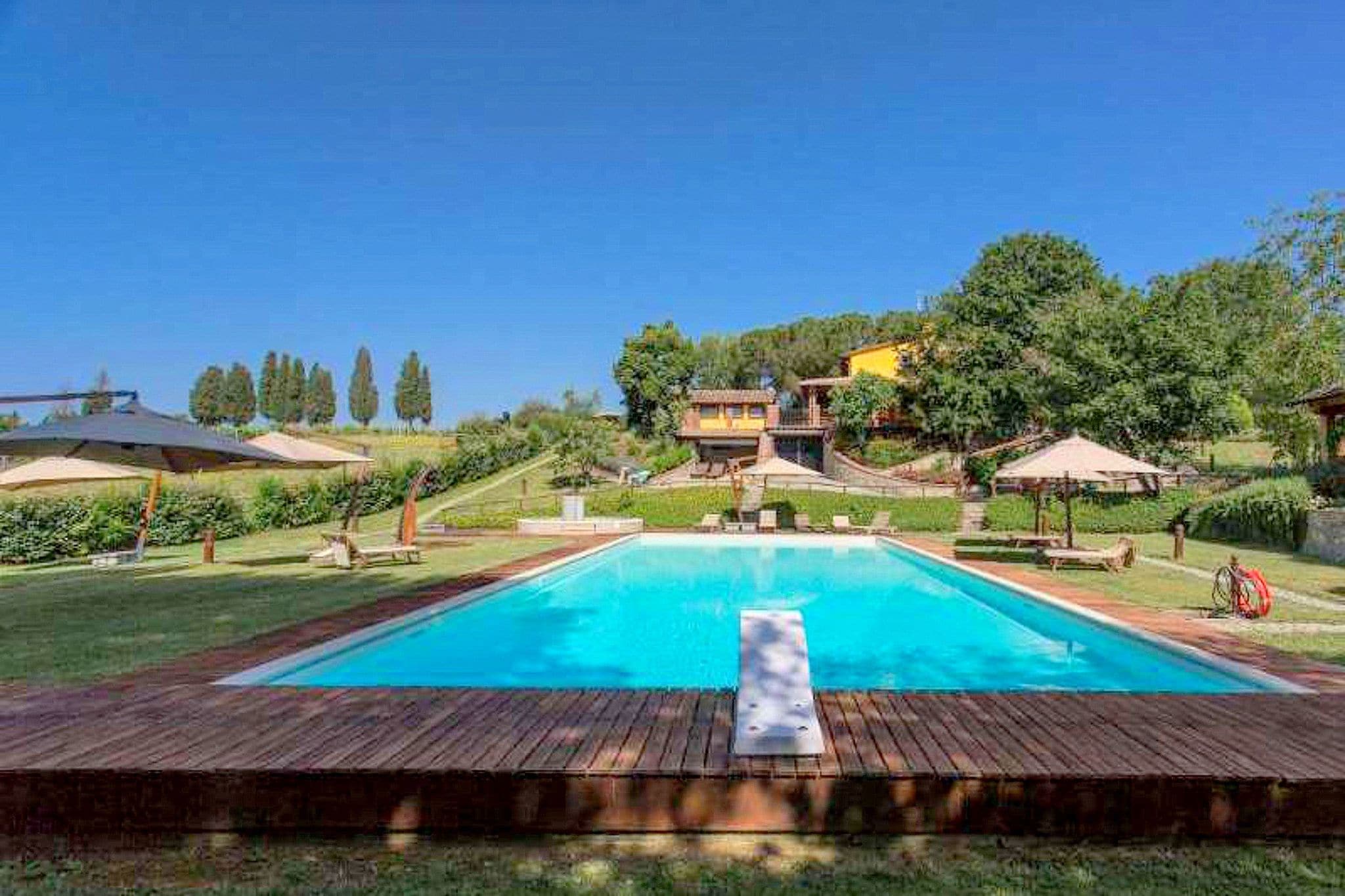 Colours and scents from Tuscany await you in this wonderful property
