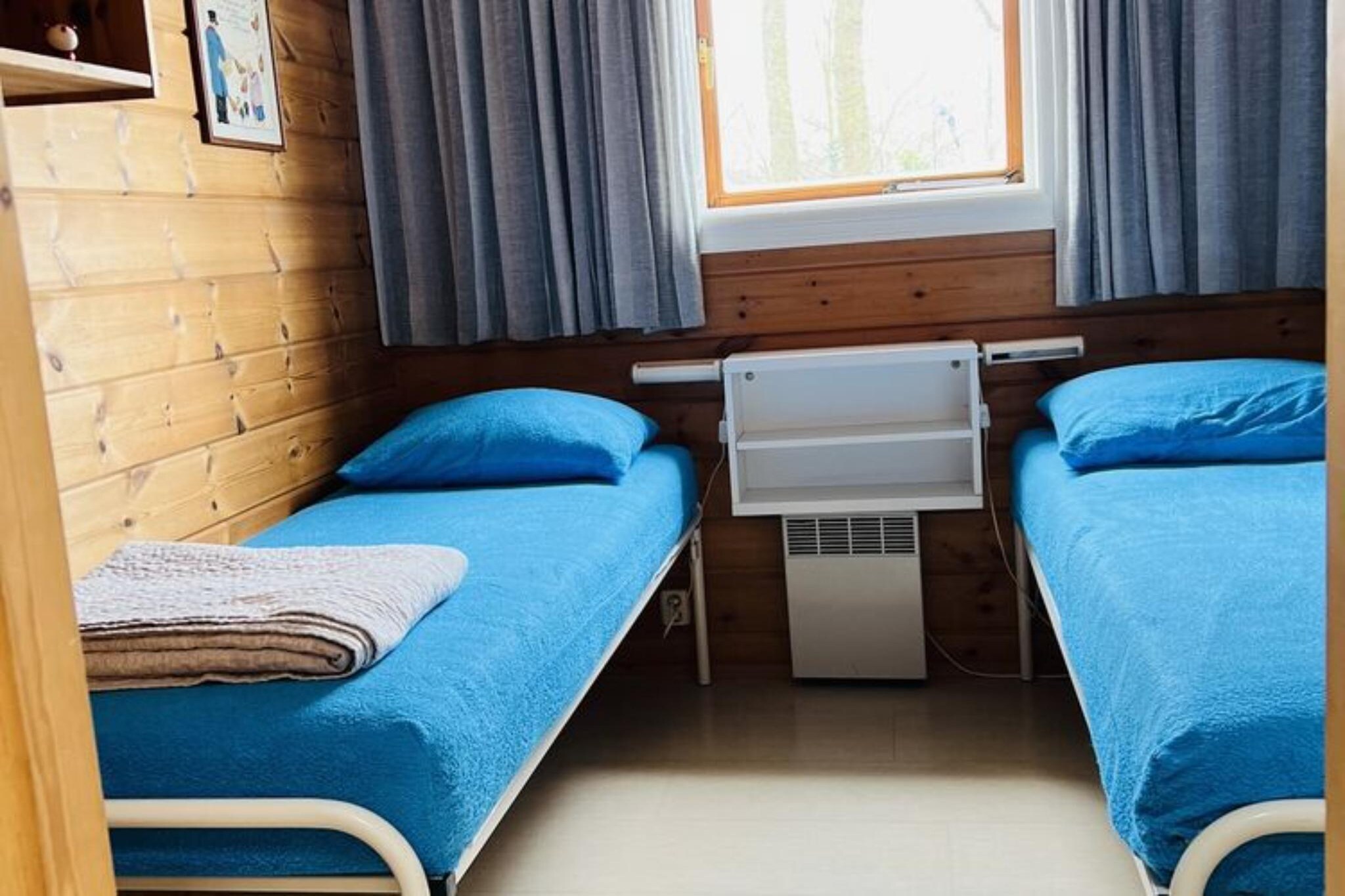 Ground floor: (Kitchen(electric kettle, cooker, coffee machine, microwave, dishwasher), Living/diningroom(TV, dining table, seating area), bedroom(double bed), bedroom(single bed, single trundle bed), bathroom(bathtub with shower, washbasin, toilet), toilet, sauna)\n\nwashing machine, terrace, garden(private), garden furniture, BBQ