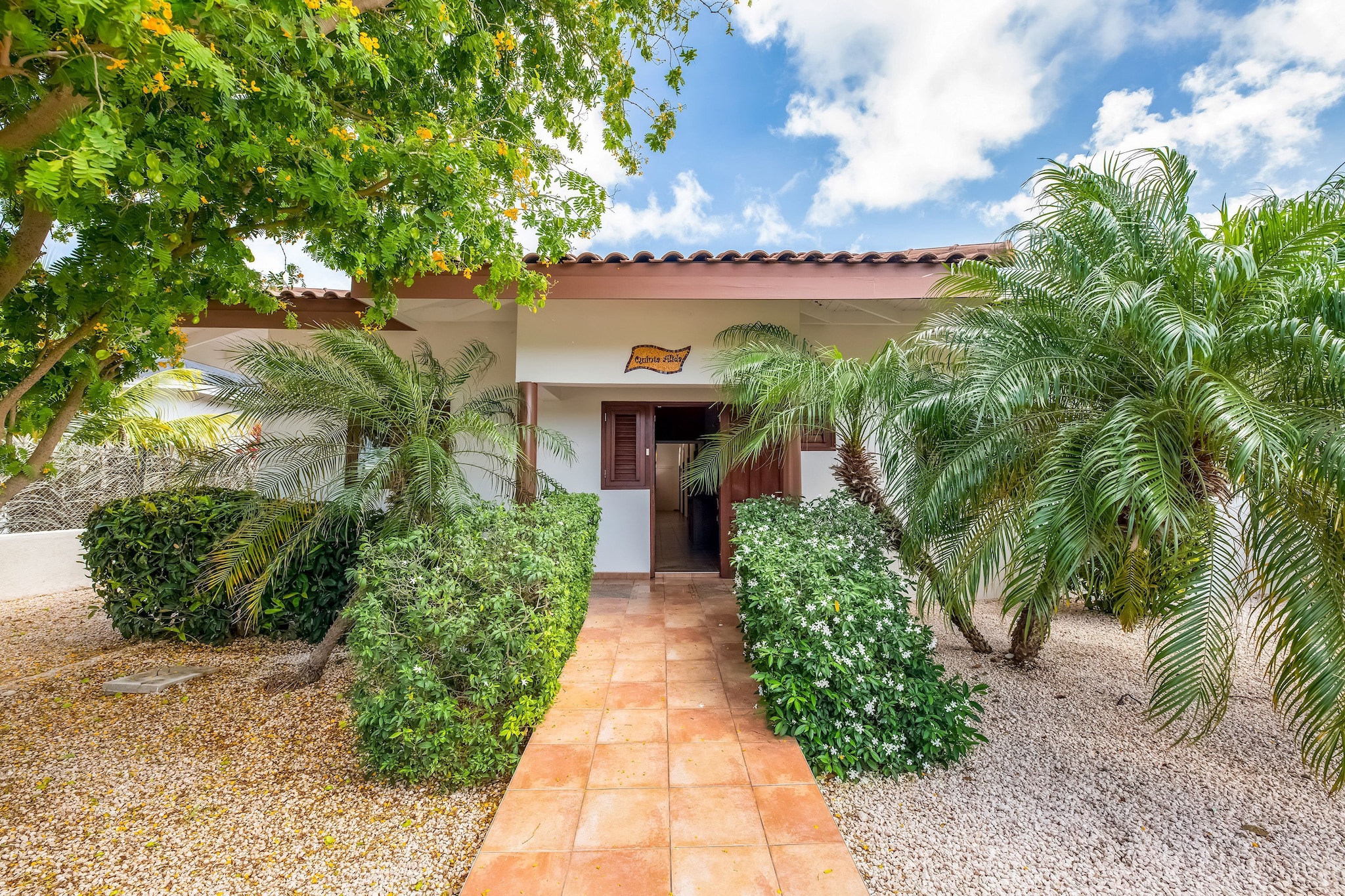 Relaxed Island Stay
This spacious villa in Jan Thiel offers the ideal setting for families or small groups seeking comfort and connection to the Caribbean lifestyle. With five bedrooms, a bright living area, and a private pool surrounded by sun loungers, the home is designed for easy indoor-outdoor living. The terrace and fenced garden invite quiet mornings with coffee or relaxed evenings under the stars, while the outdoor barbecue adds a touch of local flavor to your stay.
Prime Coastal Location
Just 100 meters from the sea, the villa places you close to Jan Thiel Beach—one of Curaçao’s most popular coastal spots. Whether you prefer swimming in turquoise waters, trying watersports, or simply soaking up the sun, everything is within walking distance. Essential conveniences such as a supermarket and bus stop are just a short stroll away, while Willemstad’s colorful streets and historic quarters are only 10 km from your door, perfect for day trips.
Dining and Leisure
Jan Thiel is known for its vibrant dining scene, offering beachfront restaurants where fresh seafood and Caribbean flavors meet ocean views. Popular nearby options include Zest Mediterranean and Papagayo Beach Club, both offering a lively yet relaxed atmosphere. Back at the villa, air conditioning, a fully equipped kitchen, and family-friendly amenities such as a high chair and children’s bed ensure a comfortable stay for all ages.