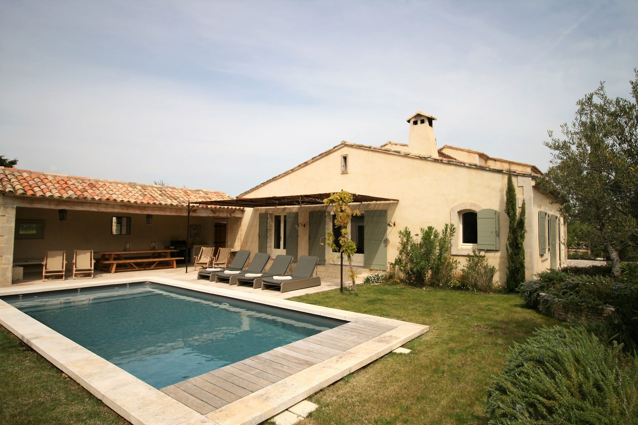 Grandeur Villa in Eygalières with Pool & 2 Terraces