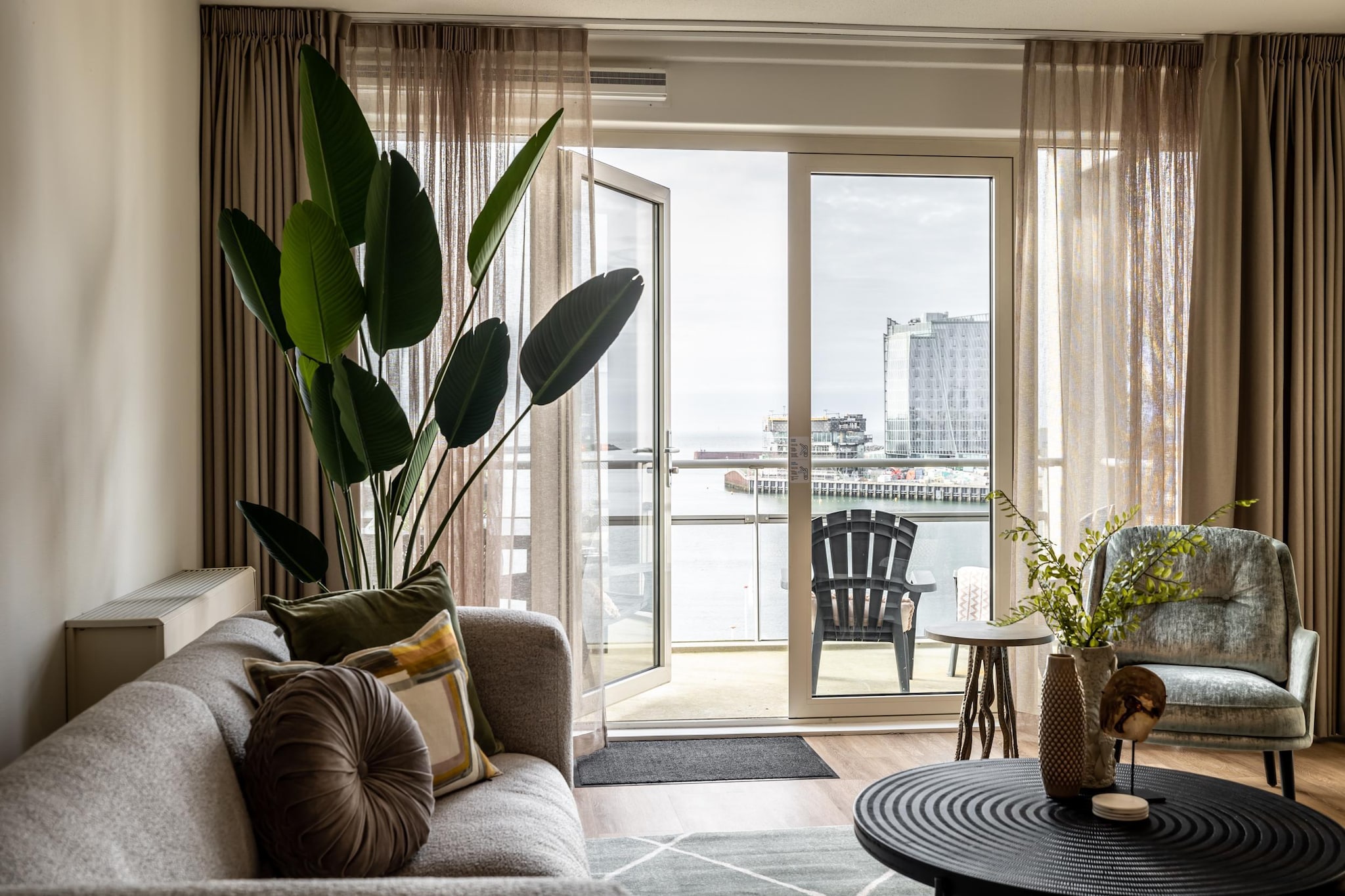 This stylish 1-bedroom apartment (84m²) with a private balcony offers beautiful sea views and a front-row seat to the bustling harbour at Scheveningen’s Nautical Centre. Just 15 minutes from The Hague’s vibrant city centre, it combines comfort, convenience, and location. The apartment features a fully equipped kitchen, spacious bathroom, separate toilet, laundry facilities, and an elevator with direct access from the parking garage. Perfect for couples or families, it sleeps up to 4 guests with a comfortable box-spring bed and two quality folding beds. SMART TVs and fast WiFi ensure entertainment throughout your stay.
Set within walking distance of the beach, top restaurants, supermarkets, and the renowned Simonis fish shop, the apartment places you in the heart of the Netherlands’ most famous seaside resort. Enjoy the nearby pier with its Ferris wheel, beachfront pavilions, and cultural attractions like Madurodam, art museums, and the Louwman Museum.
A private parking space is included, with more available on request. The ideal blend of beach and city life makes this apartment a favourite retreat year after year.