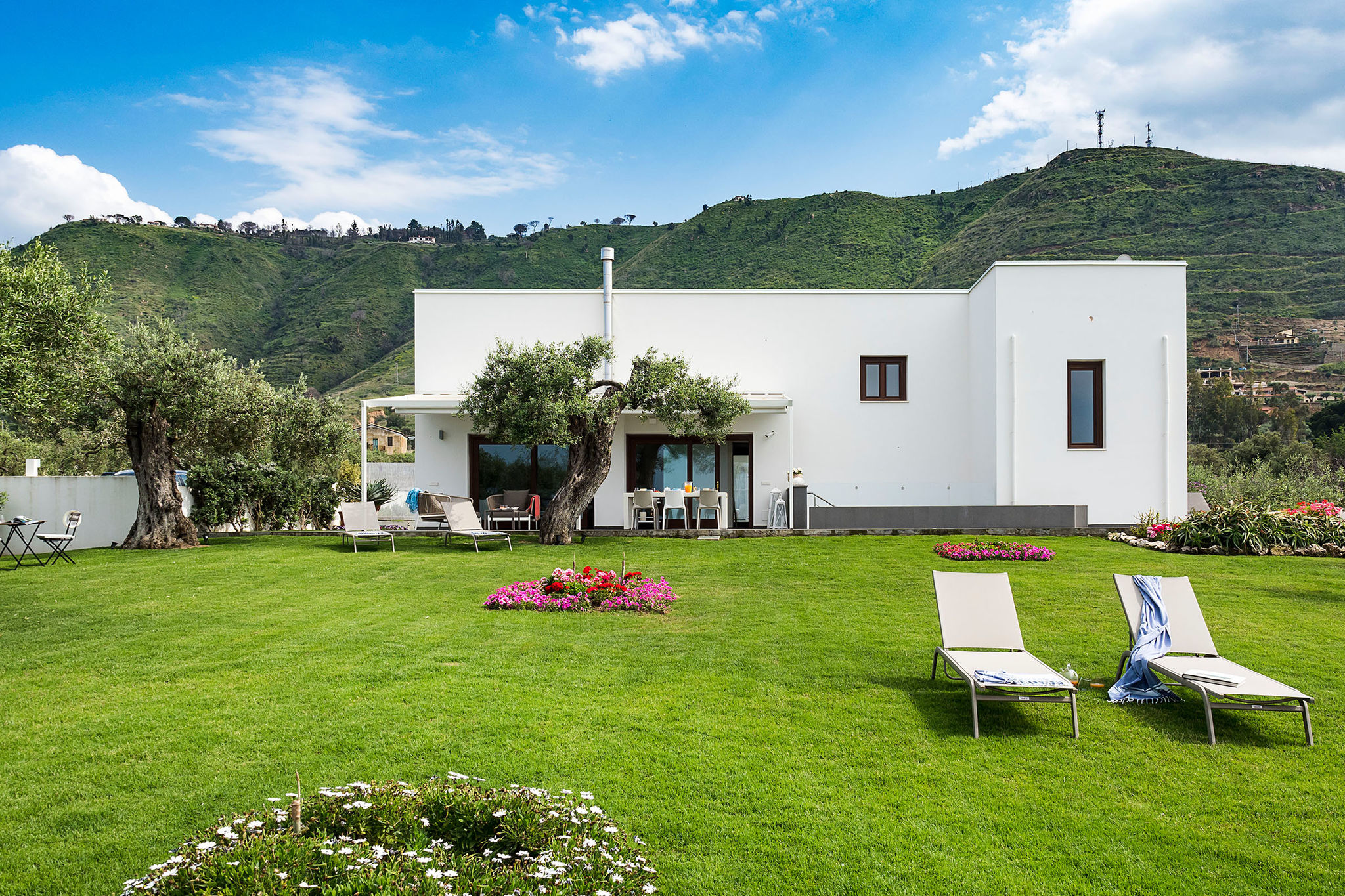 Elegantes Haus in Cefalù nur 100m vom Meer mit herrlichem Blick und Garten!