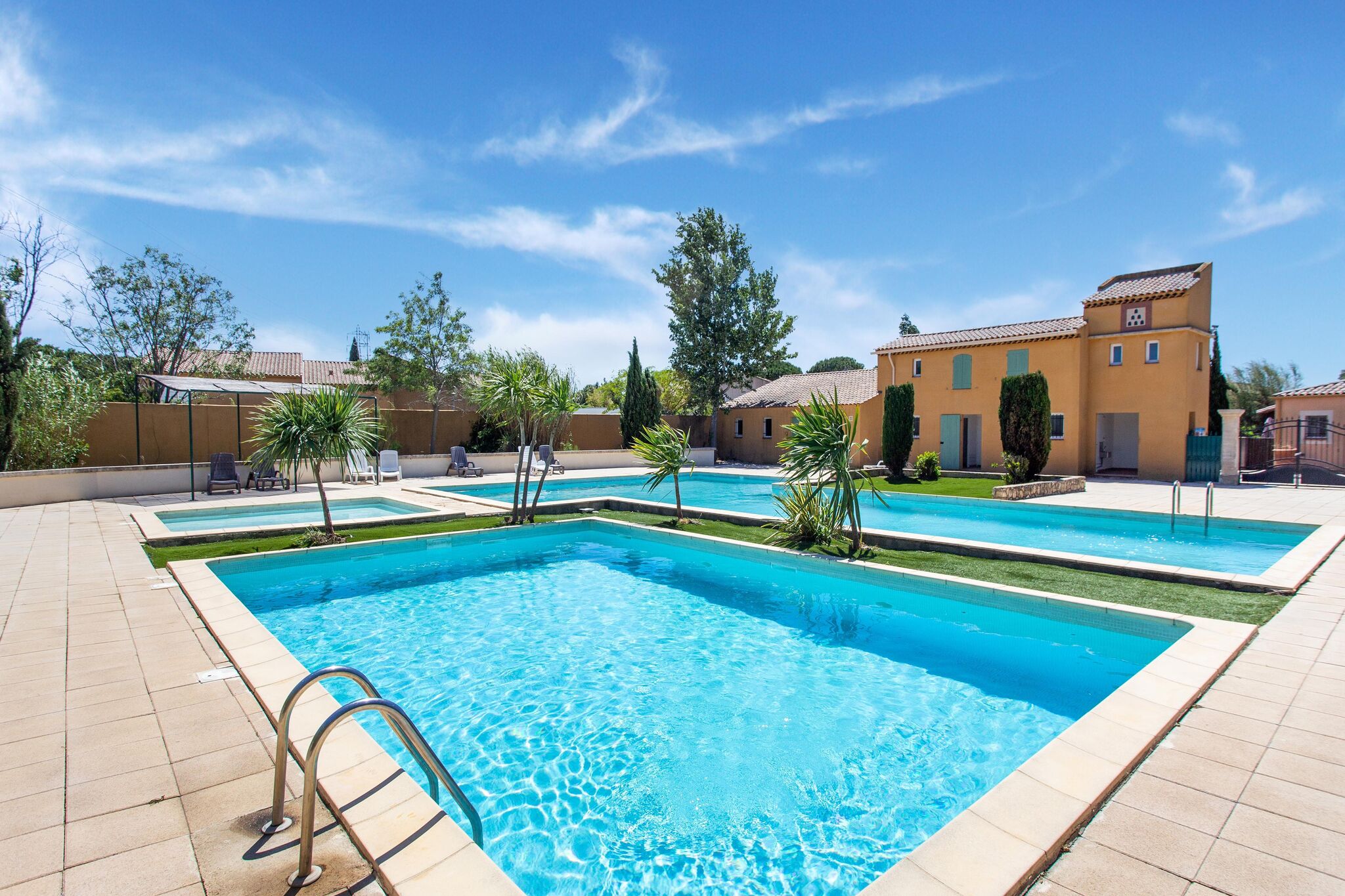 Maison de vacances confortable avec piscine, jardin, terrasse, étang