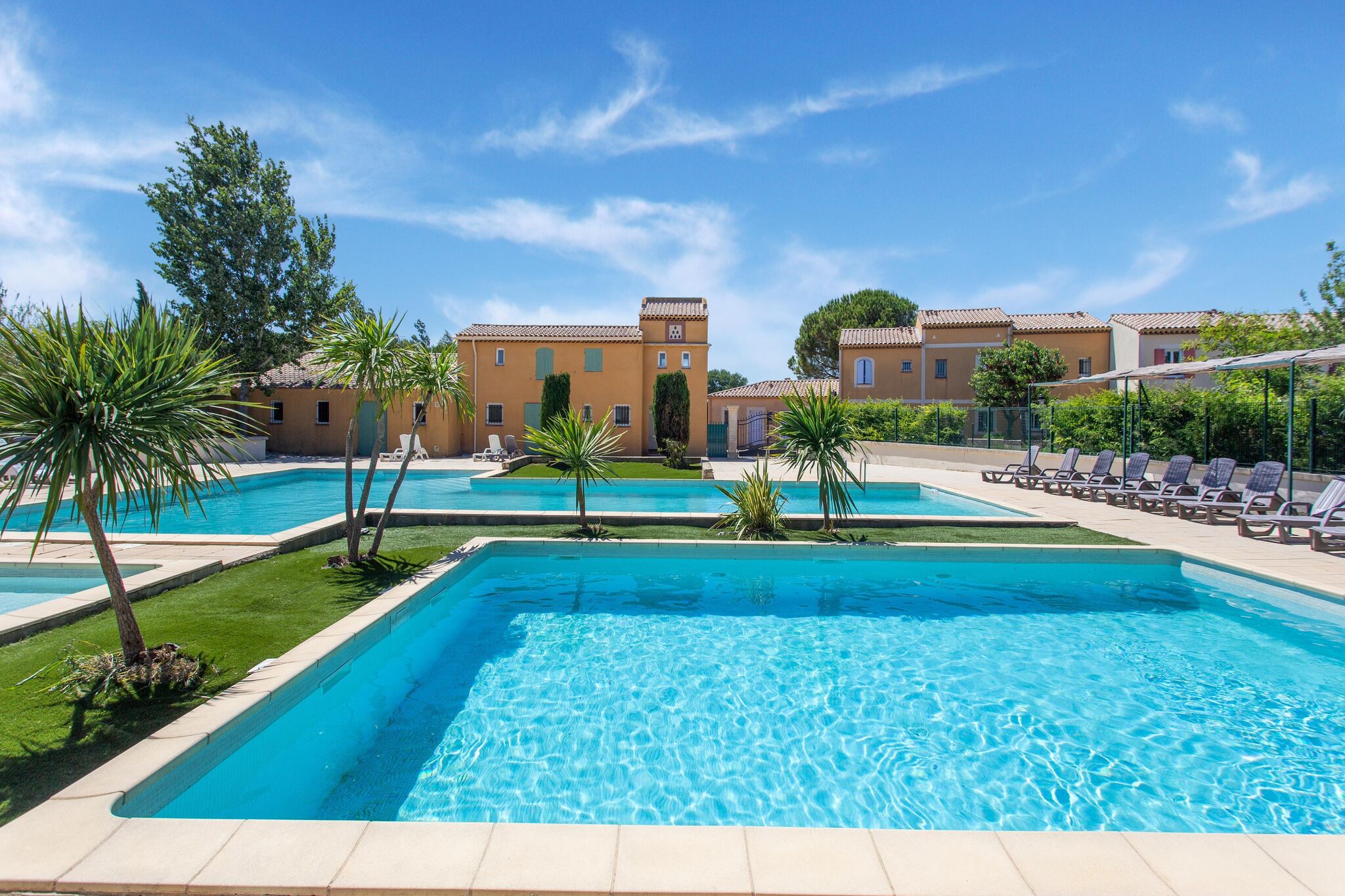 Vakantiehuis in de buurt van Arles met groot zwembad en tuin