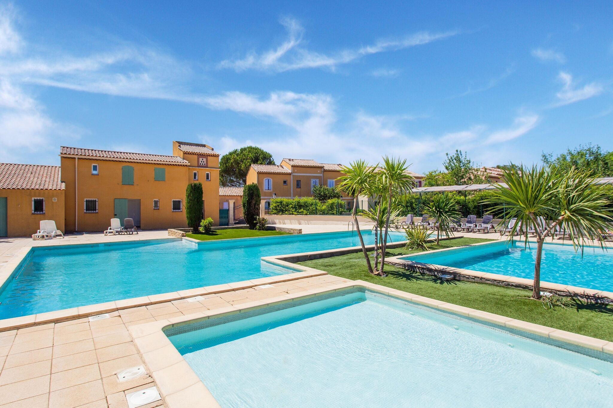 Vakantiehuis in de buurt van Arles met groot zwembad en tuin