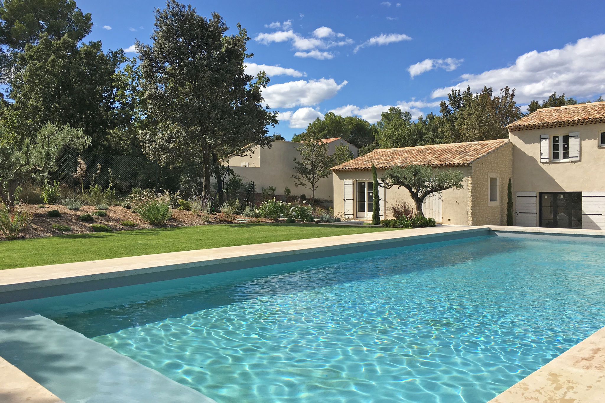 Modern holiday cottage with swimming pool and close to beautiful Saint-Remy-de-Provence.
