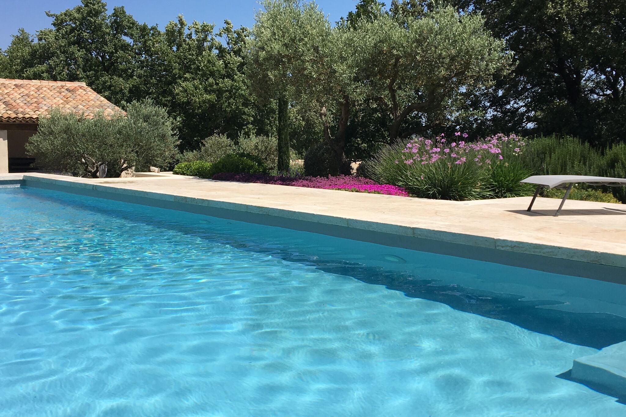 Unabhängiges provenzalisches Ferienhaus mit Swimmingpool und angelegtem Garten