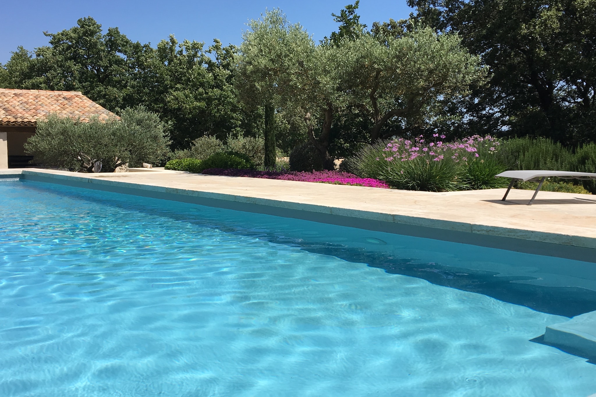 Onafhankelijk Provençaals huisje met zwembad en aangelegde tuin