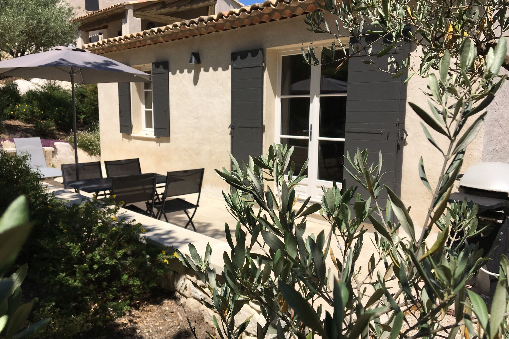 Onafhankelijk Provençaals huisje met zwembad en aangelegde tuin