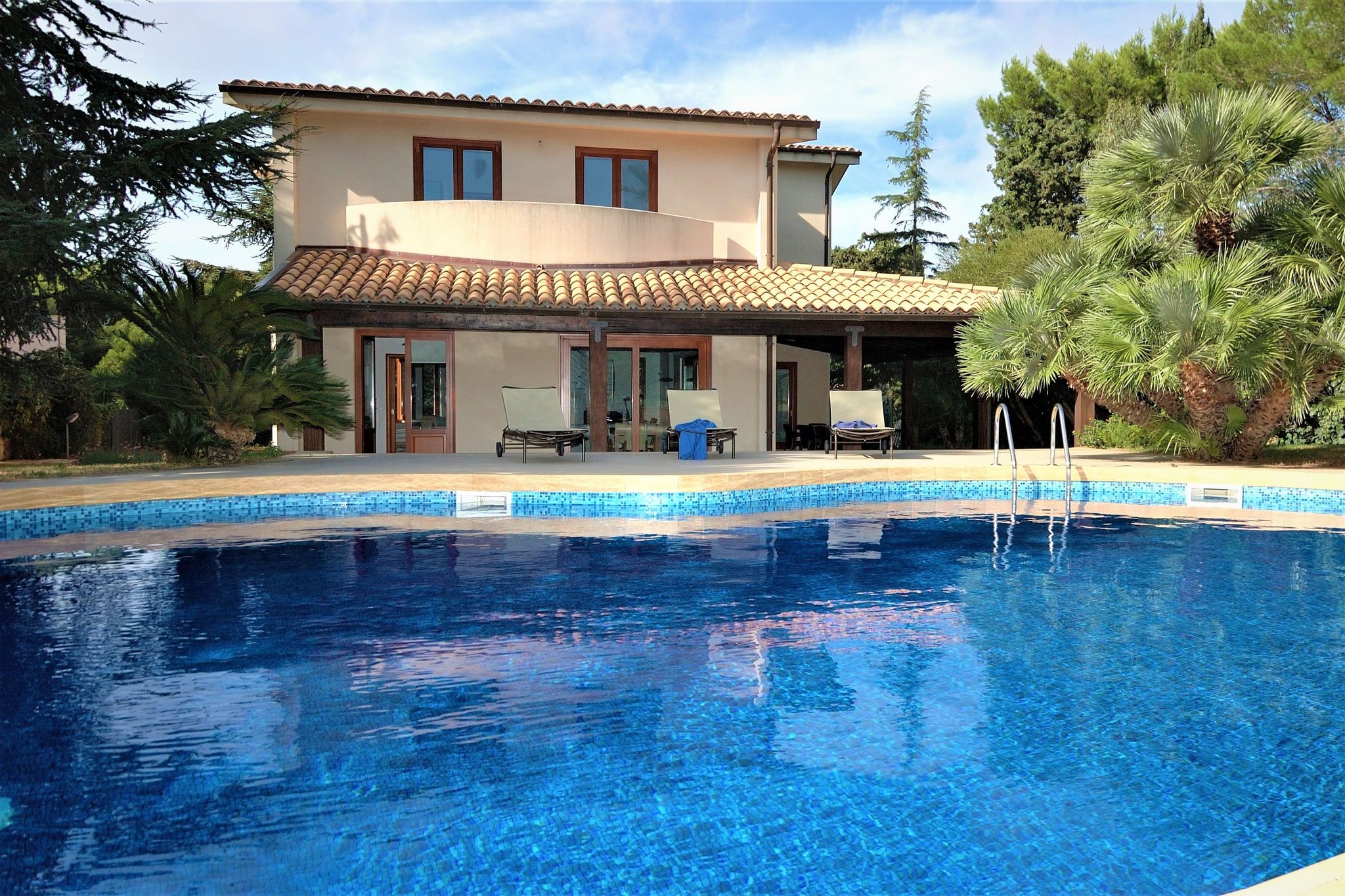 Schitterende, luxe, ruime villa met privé-zwembad en ruime tuin vlakbij zee.