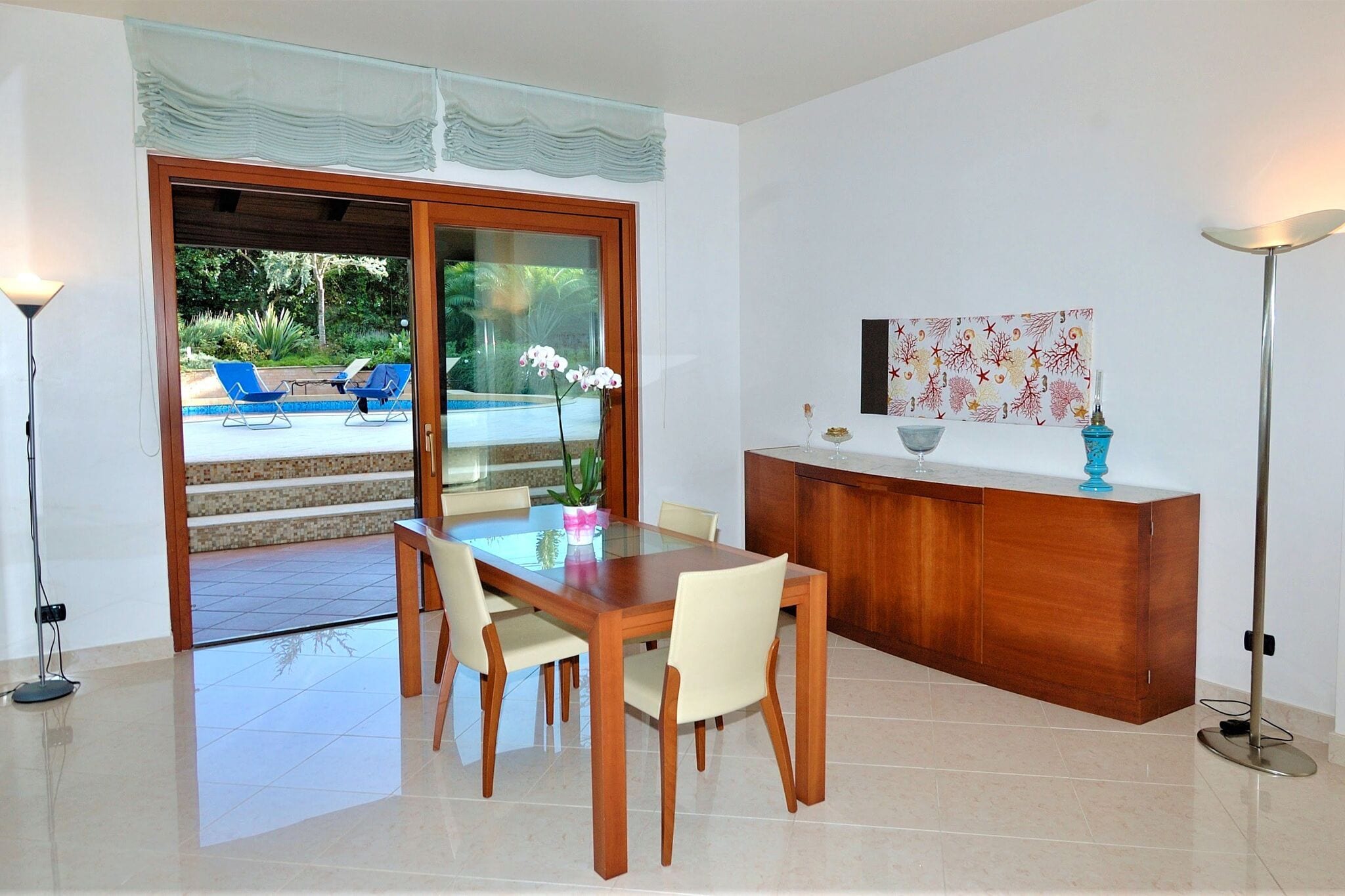 Schitterende, luxe, ruime villa met privé-zwembad en ruime tuin vlakbij zee.