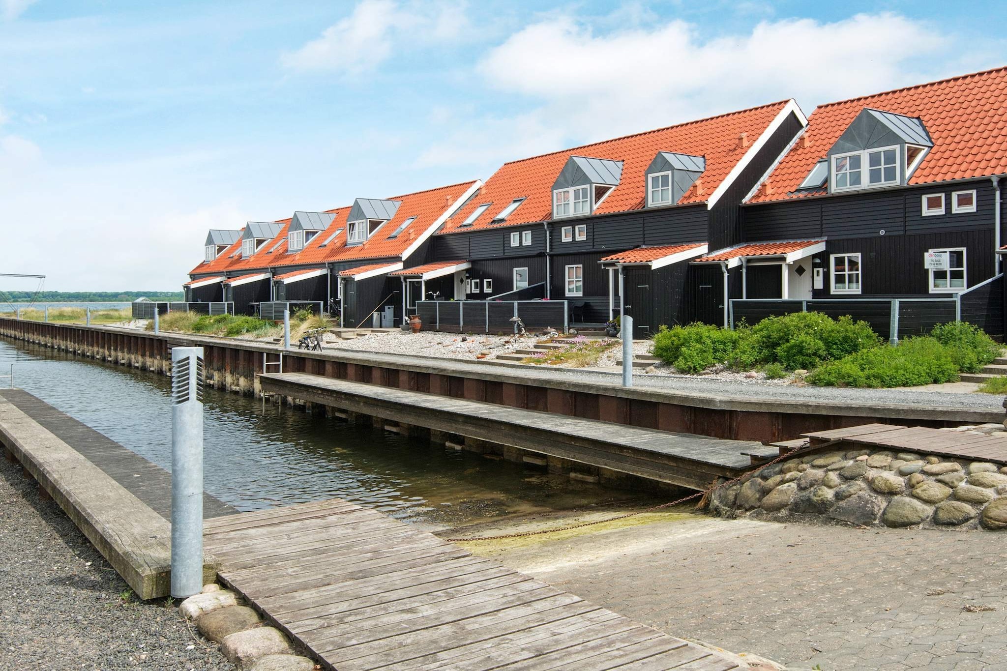 Spa Retreat by the Canal - Outdoor