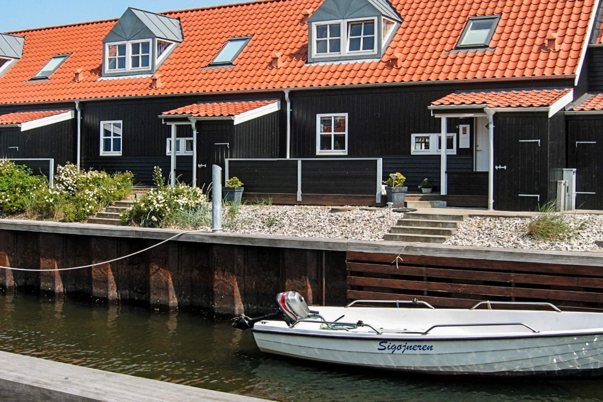 Spa Retreat by the Canal - Outdoor