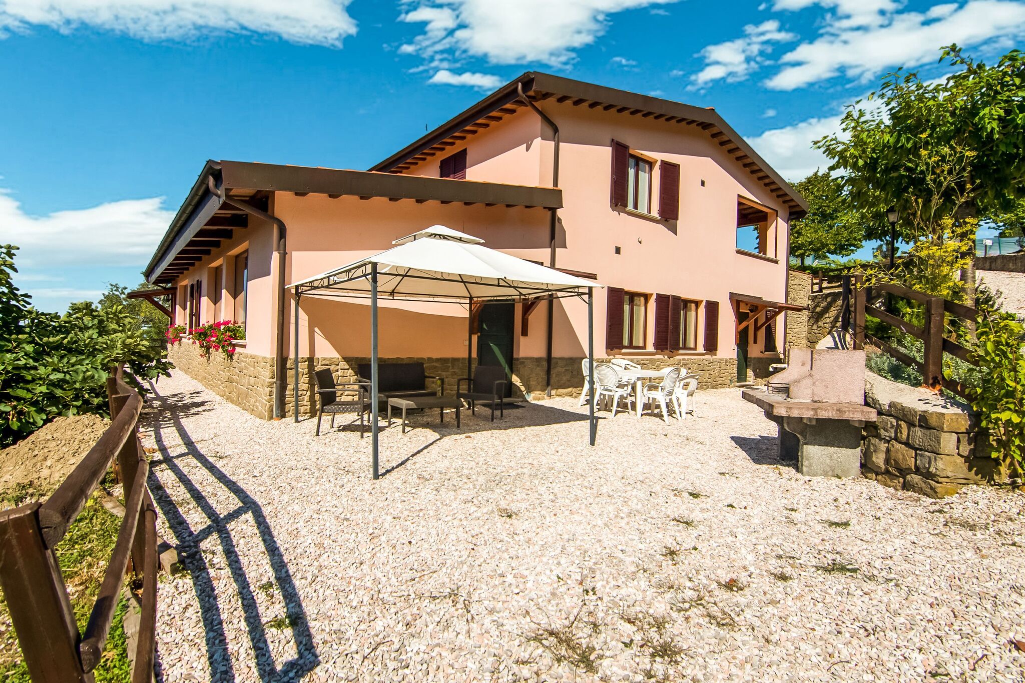 Agriturismo in the Appenines with covered swimming pool and bubble bath