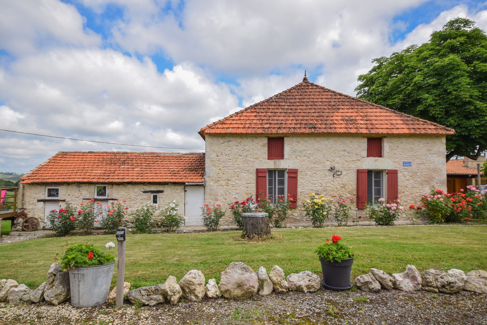 Lush Villa in Castelmoron-sur-Lot with Garden