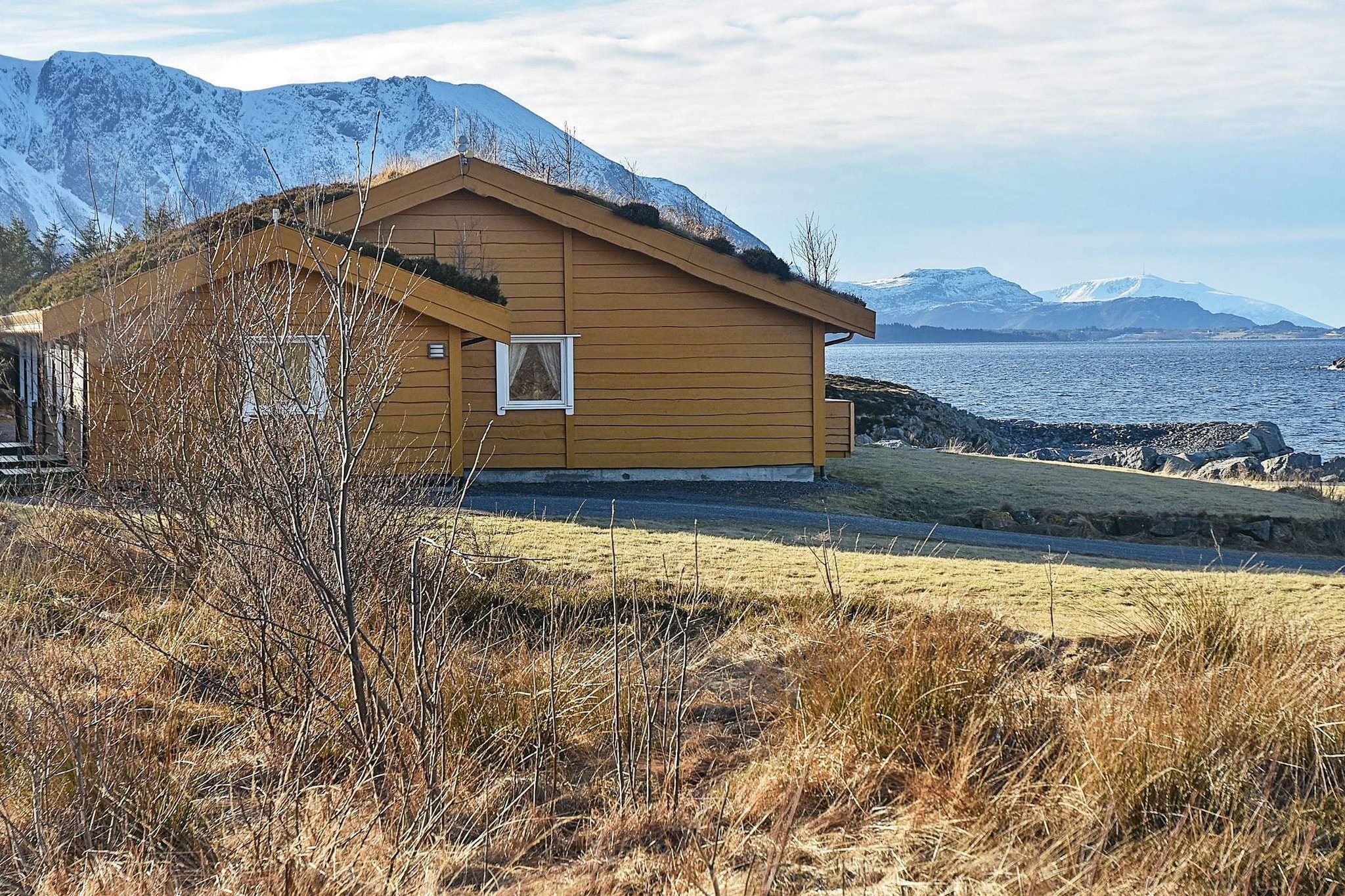 Pleasant holiday apartment with a great view of the archipelago and a short distance to the fishing grounds. Electricity and final cleaning are included. Astra1 for German and European TV channels, Norwegian TV channels via RiksTV. Folding single beds. Access to tumble dryer, 100 metres. Shared playground. Swimming beach, 50 metres. 4.5 km to Falkhytten with most service offers. Many marked hiking trails, suitable for bicycle tours. Entry of cod in February-April. Covered filleting area for fish with light and water. Boats for rent with rod holders, GPS/sonar/chart plotter: • 21 ft Kvernø 630, 80 HP Yamaha 4-stroke engine • 17ft Silver Viking, 50HP Honda 4-stroke engine • 25ft Master 740, 55HP Yanmar diesel • 21 feet Øien 620F, 50 HP Mercury NB: Please book the boat at the same time as booking the holiday home. Boat, kayak and linen can be paid for by credit card upon arrivaL.