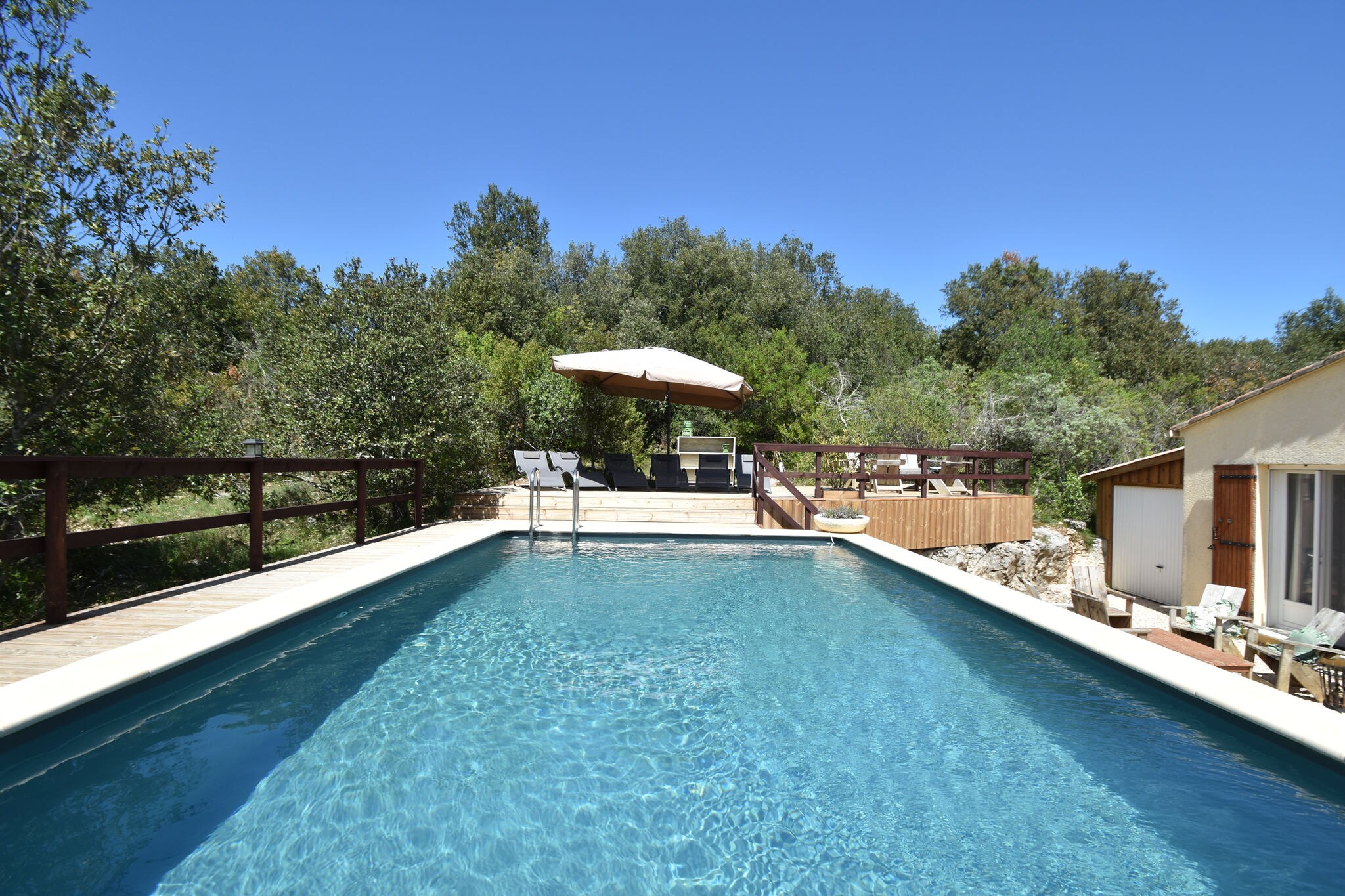 Villa pittoresque à Saint-André-de-Roquepertuis avec piscine