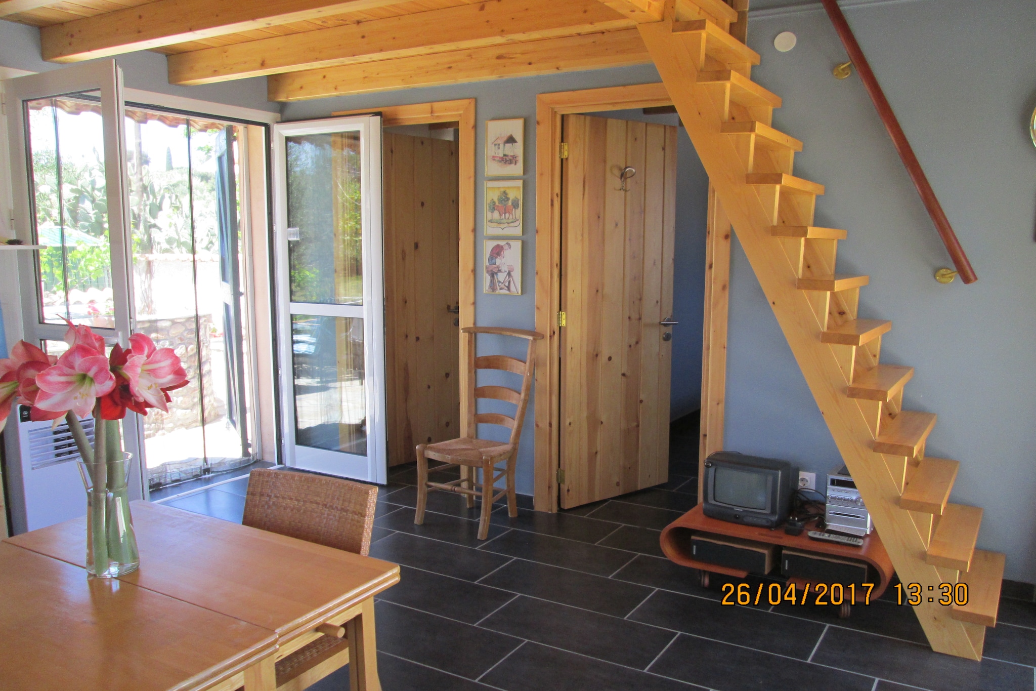 Spacious chalet on a plot of 4000m2 with fruit trees near the beach in Messinia