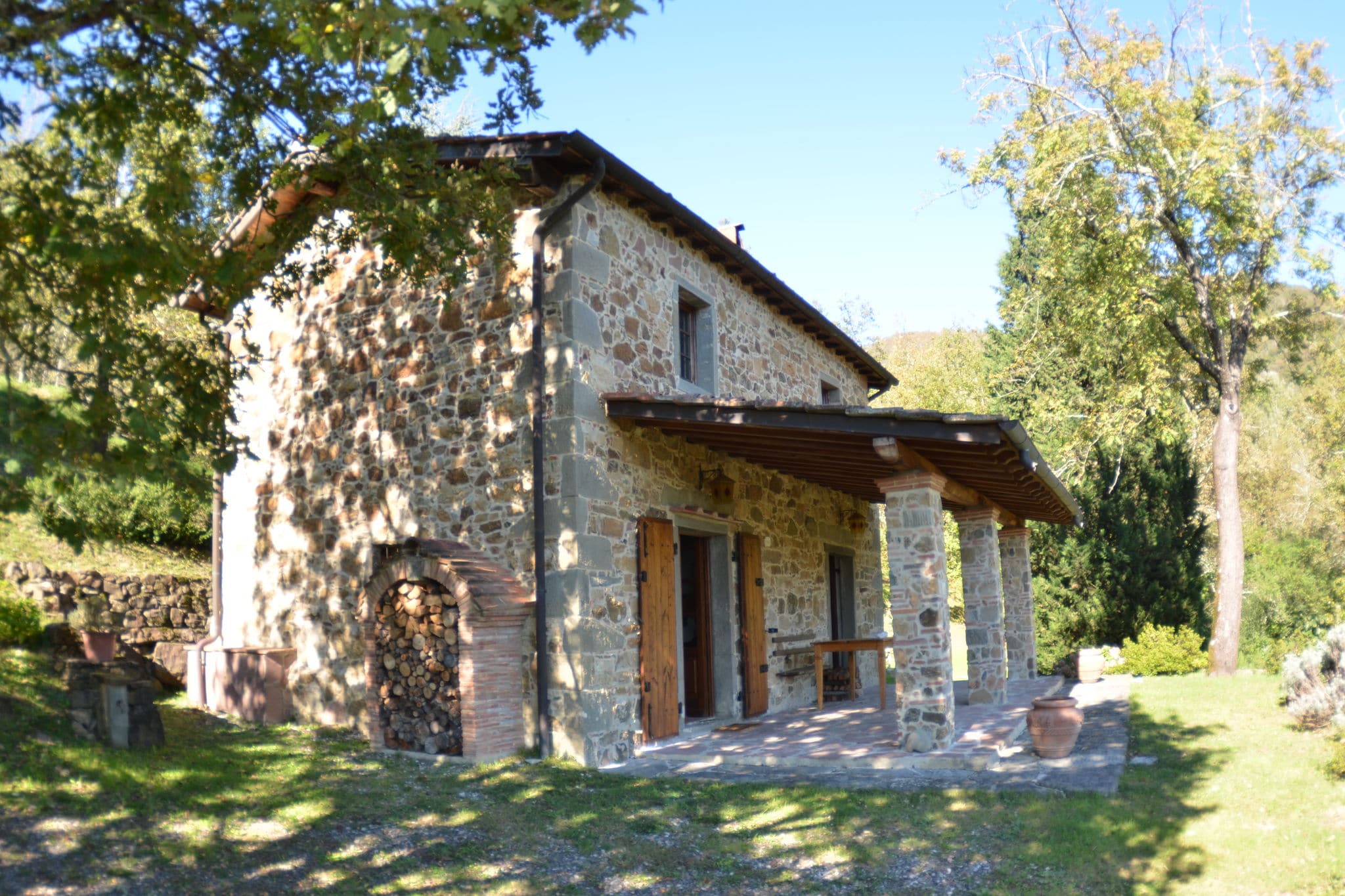 Rustiek stenen huis in Longoio omgeven door groene bossen