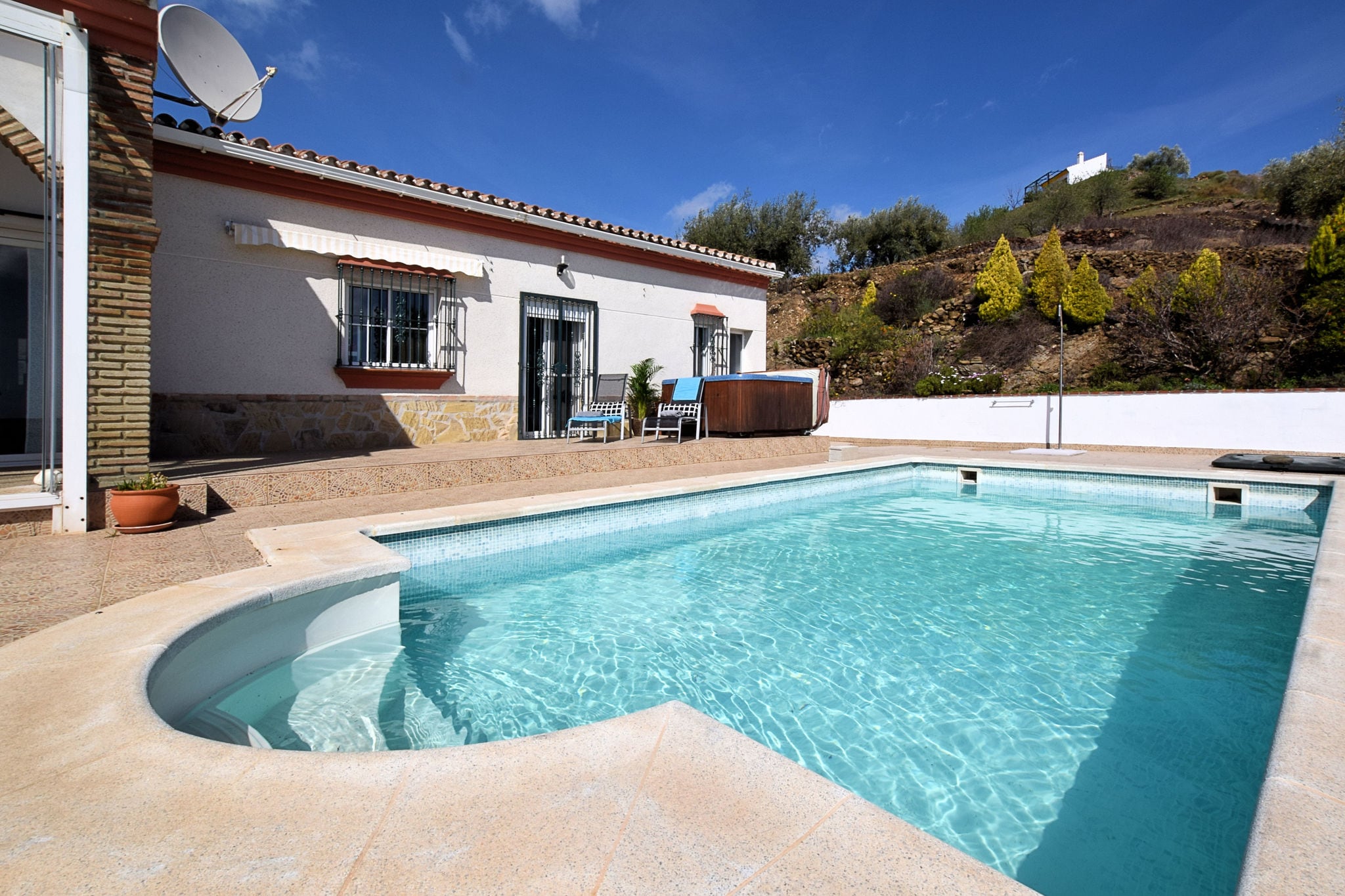 Ruime villa in Arenas met zeezicht en privé zwembad