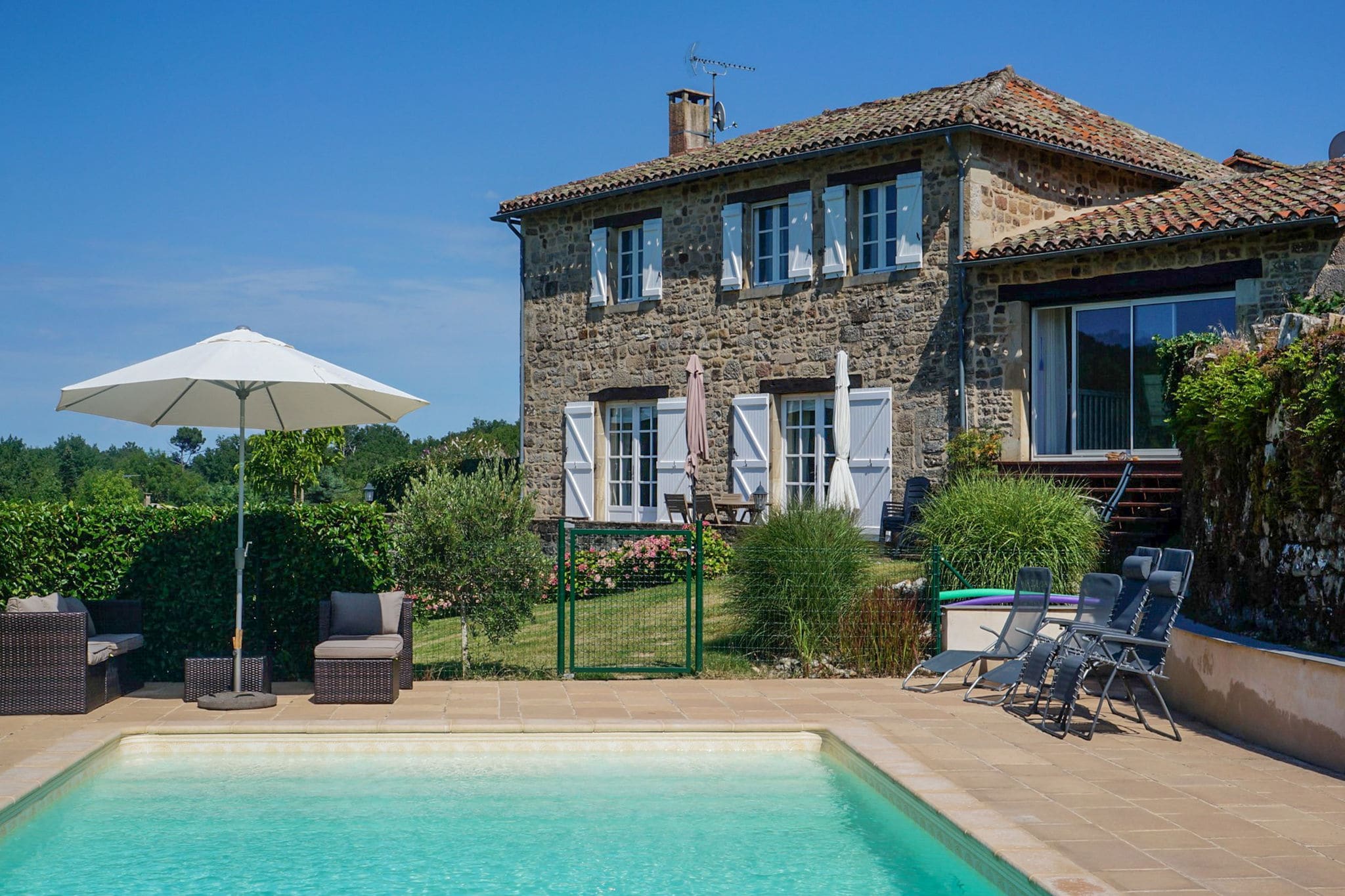 Wunderschönes Ferienhaus in Saint-Beauzile mit privatem Pool