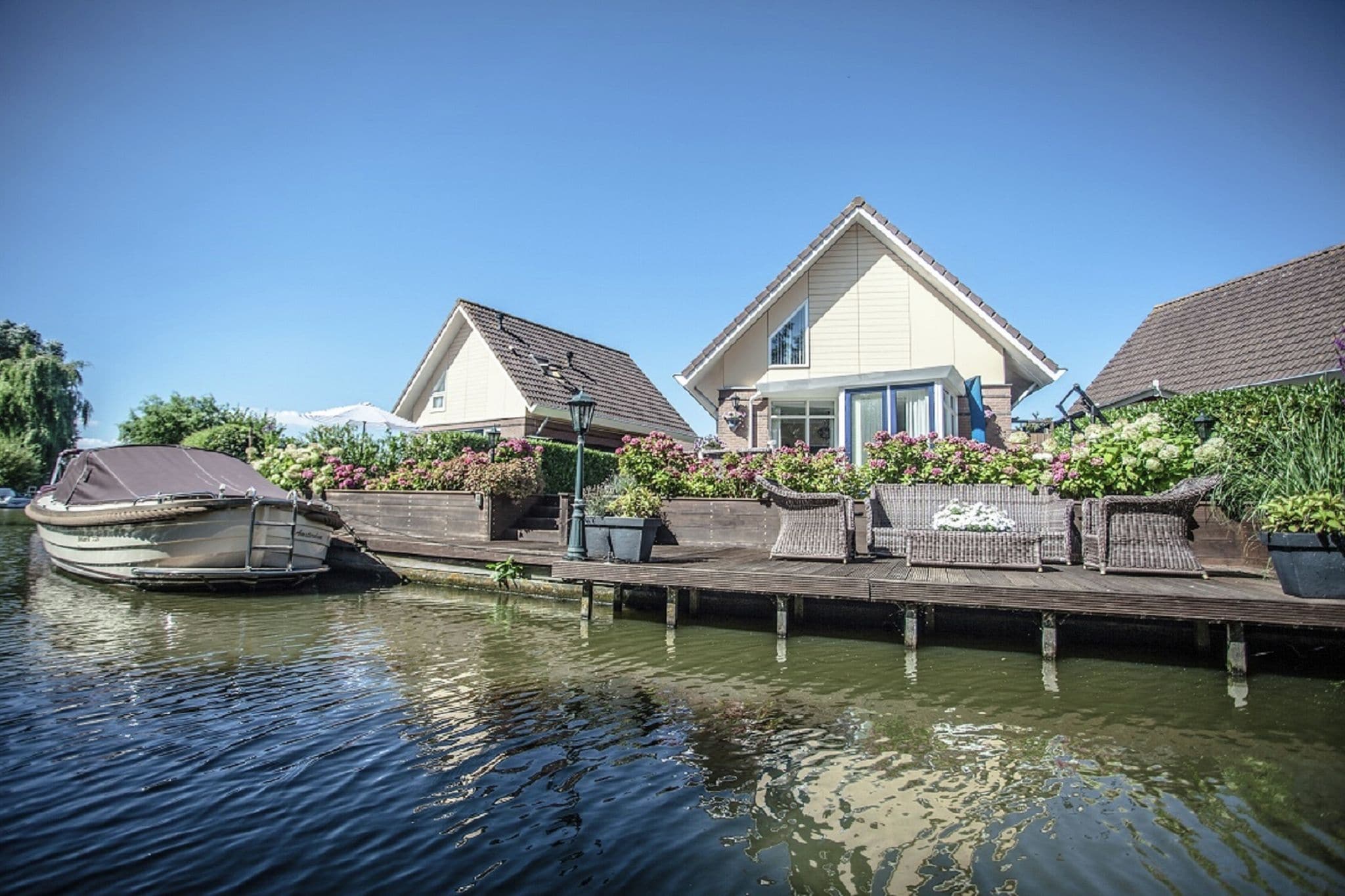 Schönes Ferienhaus mit Bootssteg am IJsselmeer