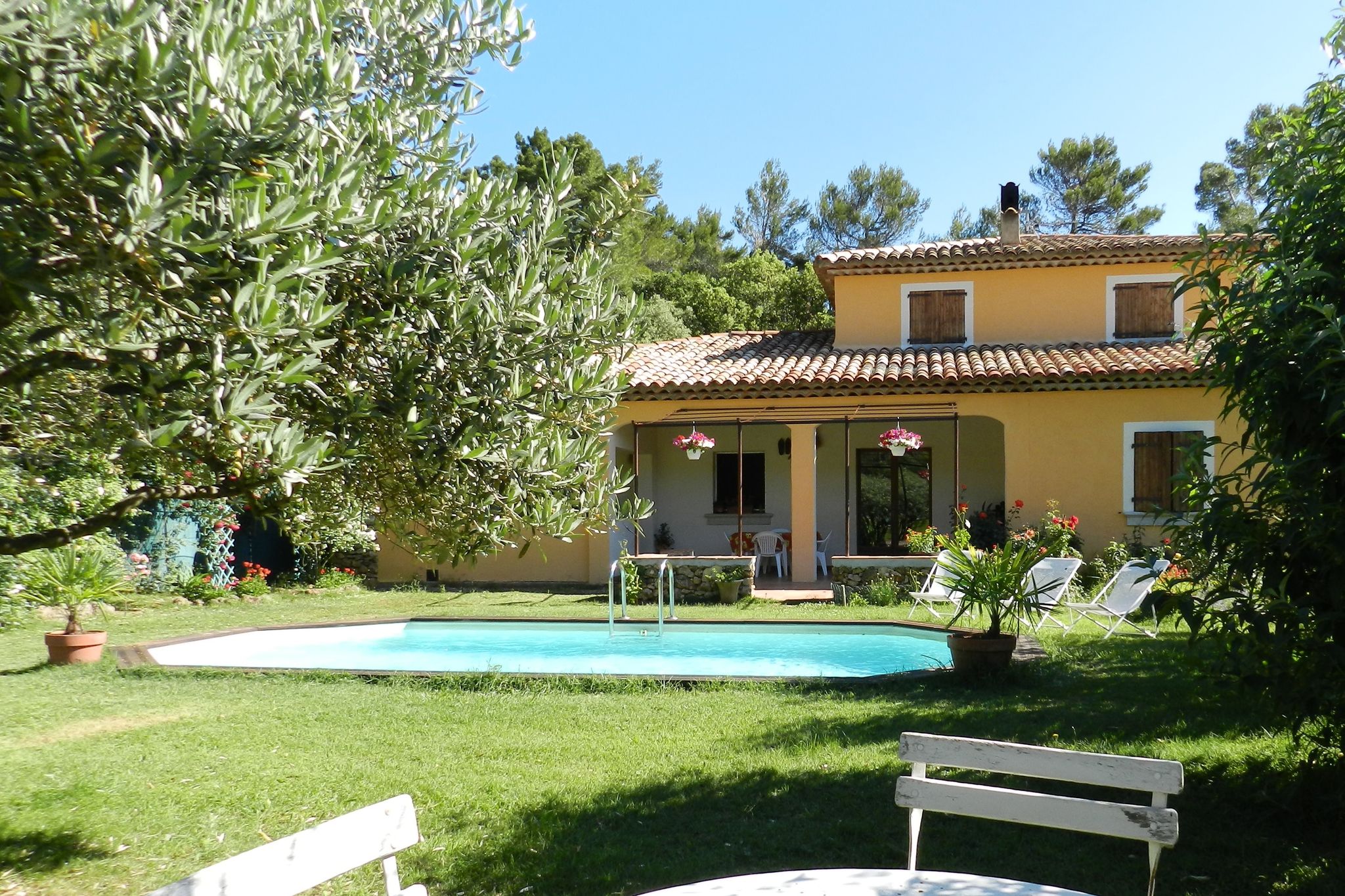 Sweet holiday home with a large lawn, swimming pool, privacy and close to cute villages