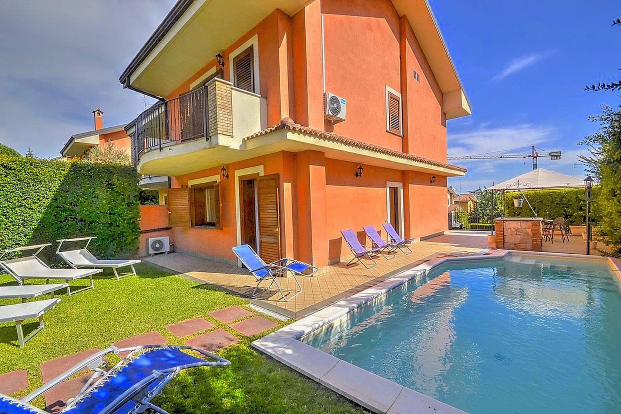 Villa met privézwembad in een woonwijk aan de voet van de Etna