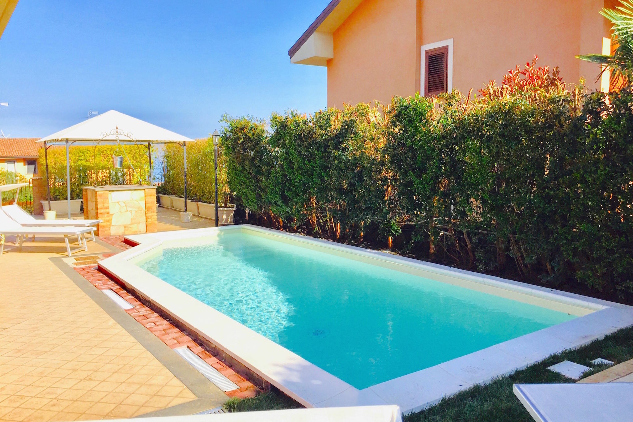 Villa mit eigenem Pool in einem Wohnviertel am Fuße des Etna
