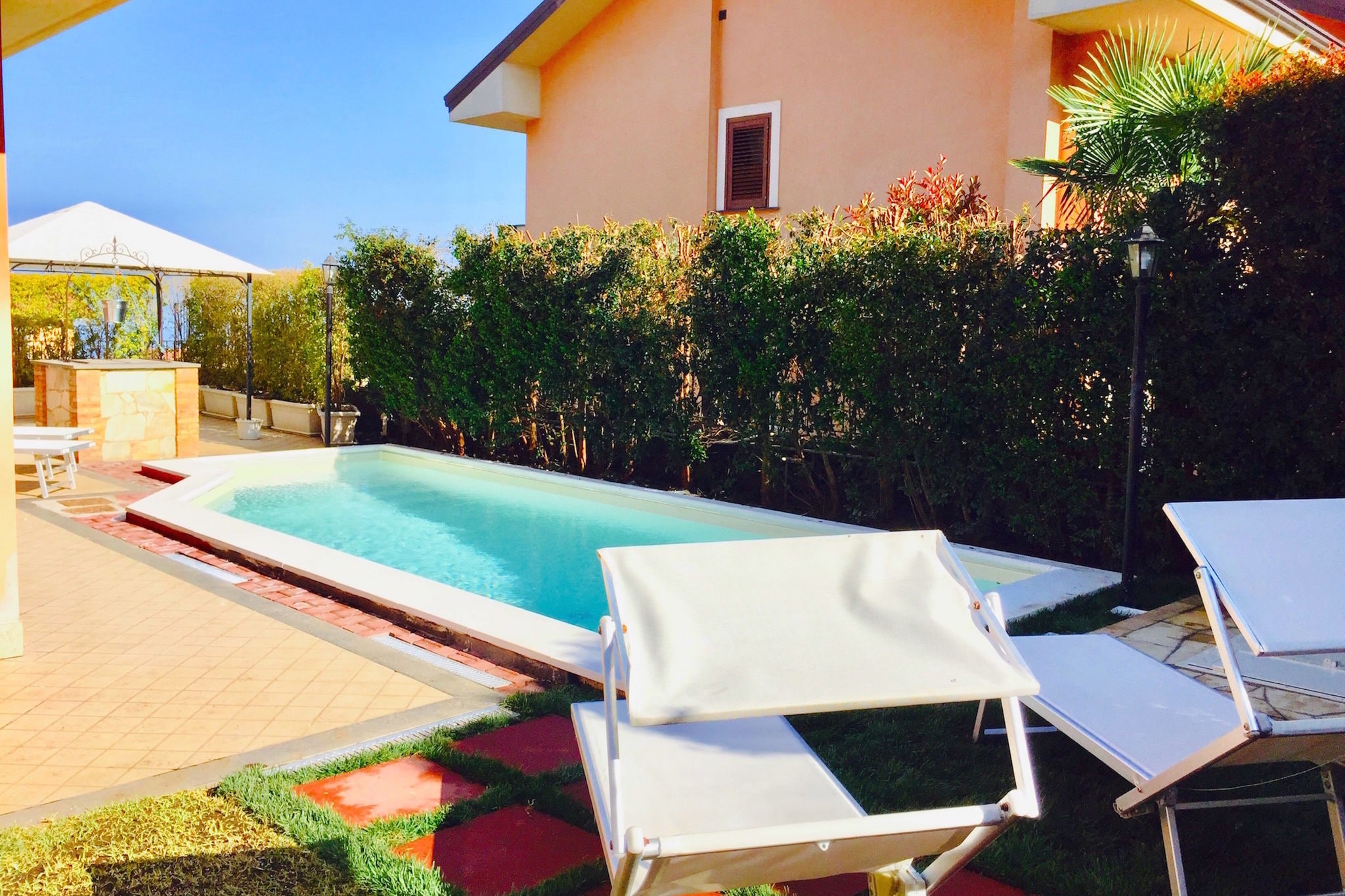 Villa mit eigenem Pool in einem Wohnviertel am Fuße des Etna
