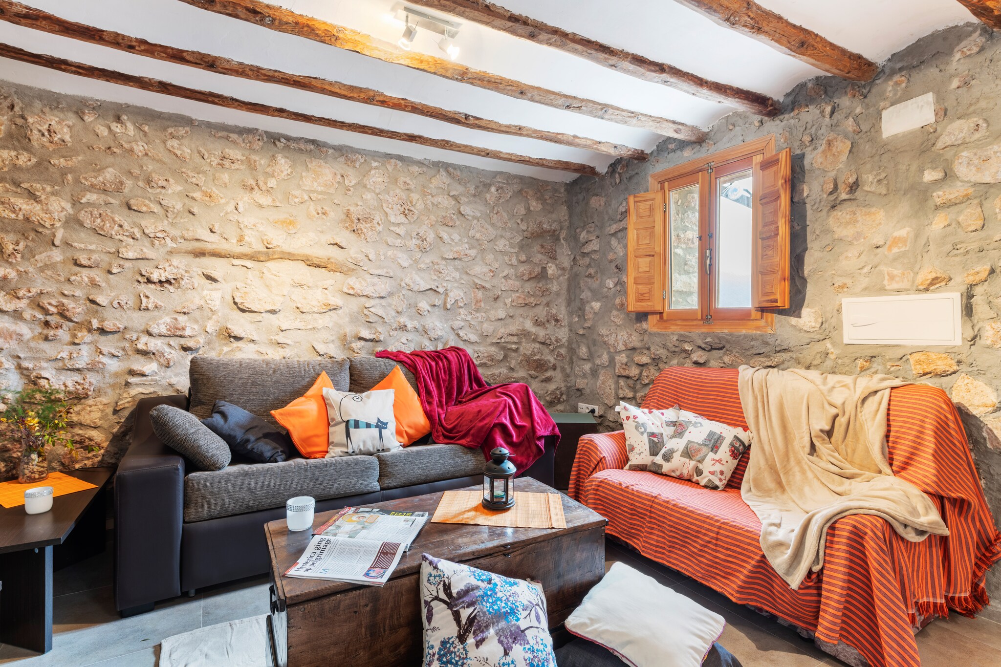 Ground floor: (Kitchen(cooker(electric), oven, microwave, dishwasher, fridge-freezer, tumble dryer, washing machine), Living/diningroom(double sofa bed, TV, dining table, stove, DVD player), toilet)\n\nOn the 1st floor: (bedroom(double bed(180 x 200 cm)), bathroom(bath tub, shower, washbasin, toilet))\n\nfireplace, bathtub or shower, washing machine, air conditioning, terrace(private), garden(private), garden furniture, sun loungers, BBQ, parking, deckchairs, parasol, swimming pool(private, including part for children (depth 50cm),  9 x  4 m., opened from May upto and including Oct), boules court, bicycles available, children\'s bed, ironing board, party games